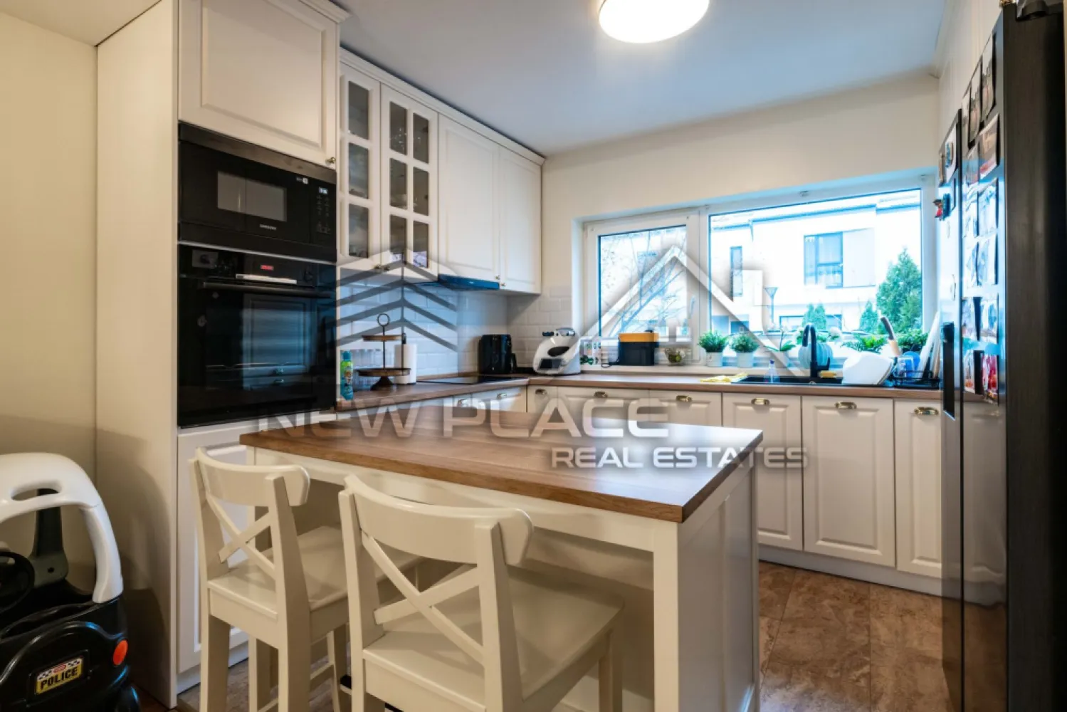 Vila cu gradina proprie | 2 Parcari incluse | Exclusivitate | LUX - New Place Real Estate Company va propune spre vanzare o vila deosebita cu suprafata utila totala de 156.16 mp, cu gradina proprie in suprafata de 40 mp, situata chiar in centrul districtului de business din Nordul Capitalei, intr un ansamblul rezidential din Pipera, in cel mai aerisit cartier din nordul capitalei.

Vila se vinde partial mobilata si utilata (doar bucataria este mobilata) si este amplasata pe 3 niveluri: Parter, Etaj si Mansarda.

La Parter se afla zona de zi desfasurata astfel: living + dinning in suprafata de 30.28 mp, bucataria de 9.40 mp, grup sanitar de 2.00 mp, hol de 5.50 mp, spatiu de depozitare de 3.56 mp, o scara interioara de 3.00 mp, o terasa acoperita de 12.11 mp si o gradina de 40 mp;

La Etaj avem zona de noapte formata dintr un dormitor matrimonial cu suprafeta de 14.20 mp cu un dressing de 3.45 mp si o baie proprie de 4.97 mp, inca 2 dormitoare de 13.36 mp respectiv 11.04 mp, deservite de o baie de 4.53 mp, hol de 4.12 si scara interioara de 4.68 mp.

La Mansarda avem o camera hobby cu suprafeta de 23.26 mp, cu o baie de serviciu si scara interioara de 5.00 mp.

Vila dispune de 2 locuri de parcare situate la suprateran.

Facilitati in apropiere:
Plaza Pipera Mall
World Class
Starbucks
Scoala Privata Turca
Scoala Germana Hermannoberth
Cambridge School
Scoala Americana
Liceul Mark Twain
Scoala Gimnaziala Nr. 3
Scoala Primara Nr. 10

Pentru mai multe detalii sau oferte similare, nu ezitati sa ne contactati.

Aceasta oferta apartine New Place Real Estate Company.