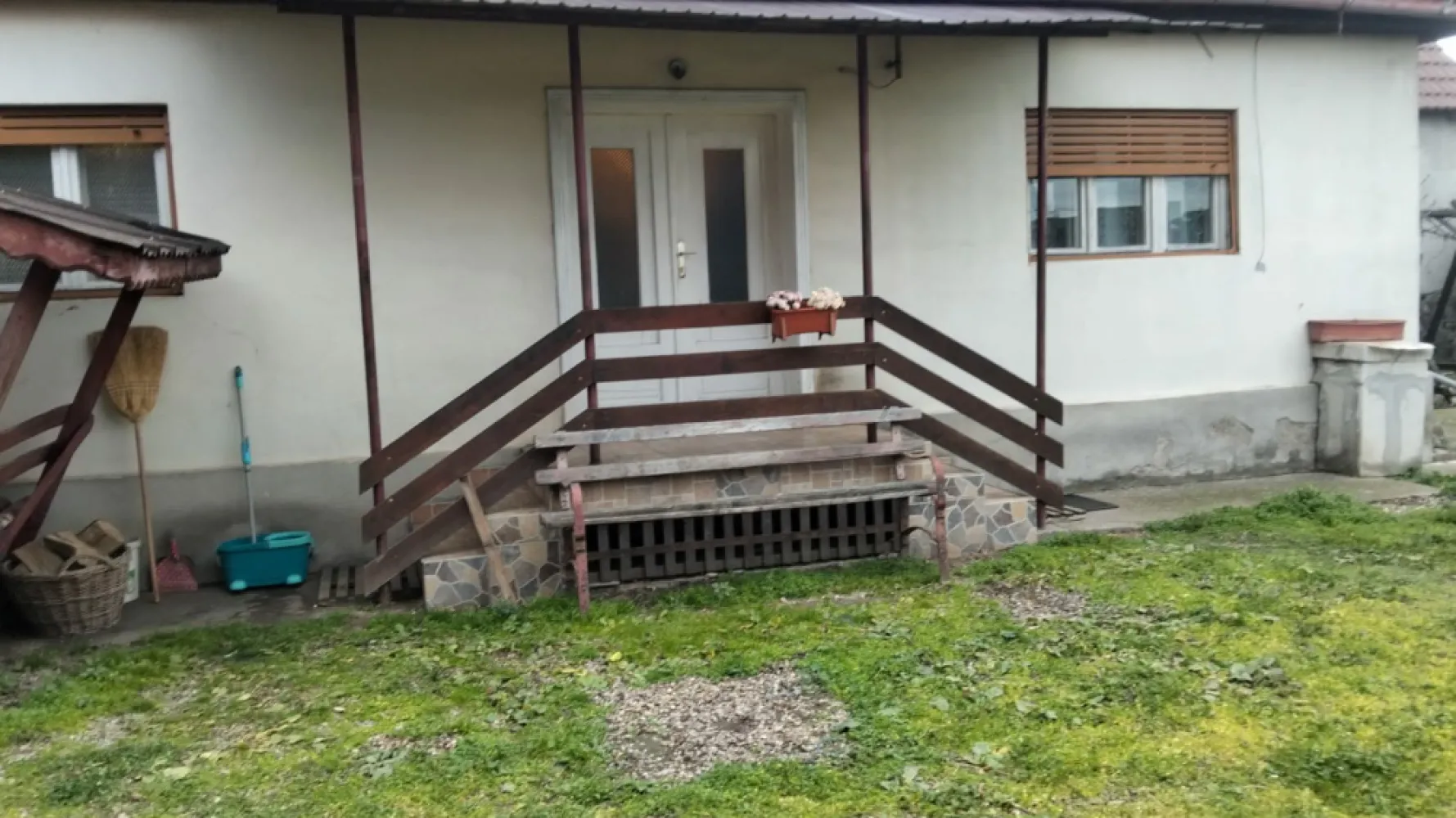 Case de vanzare Sat Grosi Comuna Auseu - Case de vanzare Comuna Auseu Sat Grosi&nbsp;1 din case se poate folosi ca si spatiu comercial , a fost magazin de haine.pentru mai multe detalii cu mare drag telefonic sau pe Whatsapp }}