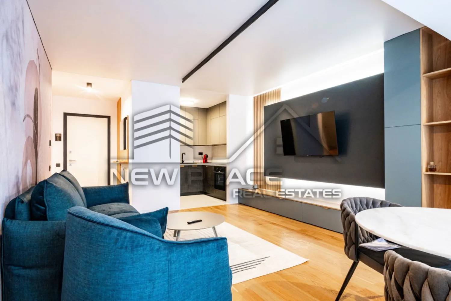 Yacht KID | Apt exclusivist | 261,000+TVA | Bucatarie inchisa | LUX - New Place Real Estate Company va propune spre vanzare un apartament exclusivist de 2 camere situat in zona de Nord a Bucurestiului - Yacht KID.

Apartamentul este situat la Etajul 3, are o suprafata construita de 72,90 mp si suprafata utila totala de 60,80 mp, are vederea libera (orientare spre Est), fiind compus din living de 23,00 mp, bucatarie inchisa de 5,40 mp, dormitor de 13,00 mp, baie de 4,60 mp, un hol cu o zona de depozitare de 5,80 mp si o terasa de 9,00 mp.

Separat se poate achizitiona un Loc de Parcare situat la subteranul imobilului.

Yacht KID este un complex rezidential situat in partea de Nord a Bucurestiului, in apropierea principalelor puncte de interes din zona de Nord a capitalei. Aceasta zona este cunoscuta pentru spatiile verzi si pentru parcurile din zona, care ofera o oaza de liniste si faciliteaza apropierea de natura in mijlocul agitatiei urbane. Parcul Herastrau, Lacul Tei, Parcul Floreasca sau Parcul Circului sunt doar cateva dintre cele mai populare locuri de relaxare. Unul dintre cele mai mari avantaje ale zonei de Nord este accesibilitatea si usurinta cu care poți ajunge in orice parte a orasului. In aceasta zona se afla statii de metrou, cum ar fi: Aviatorilor si Pipera, care faciliteaza accesul rapid la alte zone din oras. De asemenea aici gasim unele dintre cele mai importante artere cum ar fi: DN1 sau Autostrada A3, care ofera acces rapid la iesirea din oras. In zona se afla cele mai importante centre de afaceri, precum si mall-uri, restaurante de top, gradinite si scoli recunoscute la nivel international: Promenada Mall, Baneasa Shopping City, City Gate, Tiriac Tower, Oracle.

Yacht KID este una dintre cele mai bune optiuni pentru un stil de viata comod si confortabil. Beneficiile sunt multiple si acopera o gama larga de nevoi si preferinte. Yacht KID include atat unitati rezidentiale, cat si spatii comerciale si de servicii, numeroase facilitati precum spatii verzi, servicii de concierge, vederi panoramice, piscine infinity si parcare subterana dotata cu statii de incarcare electrica.

Finisajele premium, materialele de calitate superioara cat si tehnologia de ultima generatie folosita reprezinta un aspect important al alegerii achiziționarii unui imobil in Yacht KID. Cladirea este finisata cu cele mai bune materiale si proiectata pentru a oferi exeperianta locuirii la un nivel inalt, care se diferentiaza prin detalii si design unic. Acest lucru garanteaza nu numai confortul si siguranta, ci si economii semnificative la facturile utilitatilor individuale cat si colective. Elementele decorative pentru intradosul balcoanelor sunt o premiera, fiind realizate din materiale compozite avansate, o abordare unica pe piata din Romania. Structura de rezistenta din beton armat este realizata prin utillizarea tehnologiilor de post-tensionare, respectand cele mai exigente normative. Pereții dintre apartamente sunt construiți din zidarie confinata. La fatada cladirii s-a folosit un sistem de fatade ventilate de ultima generatie cu tehnologii de sigilare și etanseizare la aer, apa si vant.

Pentru mai multe detalii, nu ezitati sa ne contactati.

Aceasta oferta apartine New Place Real Estate Company.