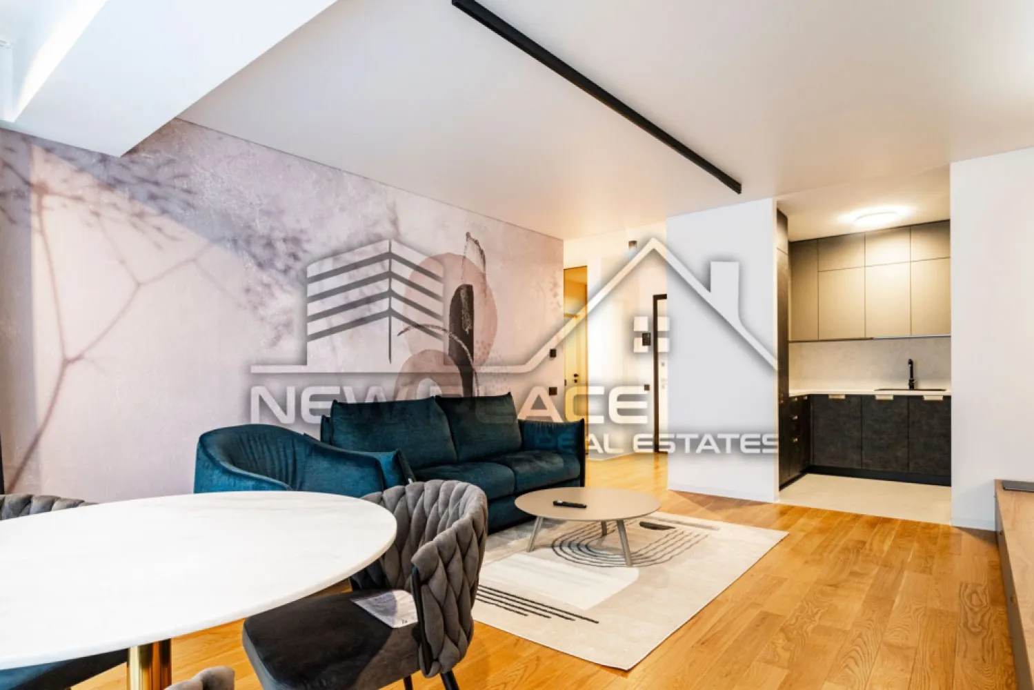 Yacht KID | Apt exclusivist | 261,000+TVA | Bucatarie inchisa | LUX - New Place Real Estate Company va propune spre vanzare un apartament exclusivist de 2 camere situat in zona de Nord a Bucurestiului - Yacht KID.

Apartamentul este situat la Etajul 3, are o suprafata construita de 72,90 mp si suprafata utila totala de 60,80 mp, are vederea libera (orientare spre Est), fiind compus din living de 23,00 mp, bucatarie inchisa de 5,40 mp, dormitor de 13,00 mp, baie de 4,60 mp, un hol cu o zona de depozitare de 5,80 mp si o terasa de 9,00 mp.

Separat se poate achizitiona un Loc de Parcare situat la subteranul imobilului.

Yacht KID este un complex rezidential situat in partea de Nord a Bucurestiului, in apropierea principalelor puncte de interes din zona de Nord a capitalei. Aceasta zona este cunoscuta pentru spatiile verzi si pentru parcurile din zona, care ofera o oaza de liniste si faciliteaza apropierea de natura in mijlocul agitatiei urbane. Parcul Herastrau, Lacul Tei, Parcul Floreasca sau Parcul Circului sunt doar cateva dintre cele mai populare locuri de relaxare. Unul dintre cele mai mari avantaje ale zonei de Nord este accesibilitatea si usurinta cu care poți ajunge in orice parte a orasului. In aceasta zona se afla statii de metrou, cum ar fi: Aviatorilor si Pipera, care faciliteaza accesul rapid la alte zone din oras. De asemenea aici gasim unele dintre cele mai importante artere cum ar fi: DN1 sau Autostrada A3, care ofera acces rapid la iesirea din oras. In zona se afla cele mai importante centre de afaceri, precum si mall-uri, restaurante de top, gradinite si scoli recunoscute la nivel international: Promenada Mall, Baneasa Shopping City, City Gate, Tiriac Tower, Oracle.

Yacht KID este una dintre cele mai bune optiuni pentru un stil de viata comod si confortabil. Beneficiile sunt multiple si acopera o gama larga de nevoi si preferinte. Yacht KID include atat unitati rezidentiale, cat si spatii comerciale si de servicii, numeroase facilitati precum spatii verzi, servicii de concierge, vederi panoramice, piscine infinity si parcare subterana dotata cu statii de incarcare electrica.

Finisajele premium, materialele de calitate superioara cat si tehnologia de ultima generatie folosita reprezinta un aspect important al alegerii achiziționarii unui imobil in Yacht KID. Cladirea este finisata cu cele mai bune materiale si proiectata pentru a oferi exeperianta locuirii la un nivel inalt, care se diferentiaza prin detalii si design unic. Acest lucru garanteaza nu numai confortul si siguranta, ci si economii semnificative la facturile utilitatilor individuale cat si colective. Elementele decorative pentru intradosul balcoanelor sunt o premiera, fiind realizate din materiale compozite avansate, o abordare unica pe piata din Romania. Structura de rezistenta din beton armat este realizata prin utillizarea tehnologiilor de post-tensionare, respectand cele mai exigente normative. Pereții dintre apartamente sunt construiți din zidarie confinata. La fatada cladirii s-a folosit un sistem de fatade ventilate de ultima generatie cu tehnologii de sigilare și etanseizare la aer, apa si vant.

Pentru mai multe detalii, nu ezitati sa ne contactati.

Aceasta oferta apartine New Place Real Estate Company.