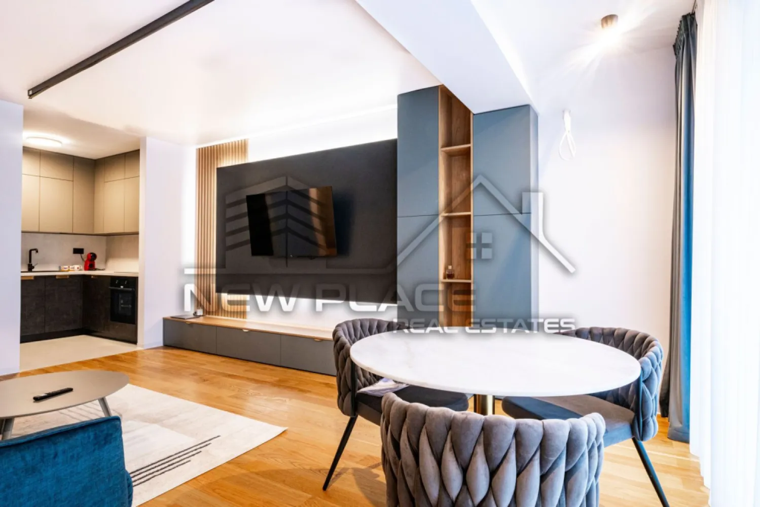 Yacht KID | Apt exclusivist | 261,000+TVA | Bucatarie inchisa | LUX - New Place Real Estate Company va propune spre vanzare un apartament exclusivist de 2 camere situat in zona de Nord a Bucurestiului - Yacht KID.

Apartamentul este situat la Etajul 3, are o suprafata construita de 72,90 mp si suprafata utila totala de 60,80 mp, are vederea libera (orientare spre Est), fiind compus din living de 23,00 mp, bucatarie inchisa de 5,40 mp, dormitor de 13,00 mp, baie de 4,60 mp, un hol cu o zona de depozitare de 5,80 mp si o terasa de 9,00 mp.

Separat se poate achizitiona un Loc de Parcare situat la subteranul imobilului.

Yacht KID este un complex rezidential situat in partea de Nord a Bucurestiului, in apropierea principalelor puncte de interes din zona de Nord a capitalei. Aceasta zona este cunoscuta pentru spatiile verzi si pentru parcurile din zona, care ofera o oaza de liniste si faciliteaza apropierea de natura in mijlocul agitatiei urbane. Parcul Herastrau, Lacul Tei, Parcul Floreasca sau Parcul Circului sunt doar cateva dintre cele mai populare locuri de relaxare. Unul dintre cele mai mari avantaje ale zonei de Nord este accesibilitatea si usurinta cu care poți ajunge in orice parte a orasului. In aceasta zona se afla statii de metrou, cum ar fi: Aviatorilor si Pipera, care faciliteaza accesul rapid la alte zone din oras. De asemenea aici gasim unele dintre cele mai importante artere cum ar fi: DN1 sau Autostrada A3, care ofera acces rapid la iesirea din oras. In zona se afla cele mai importante centre de afaceri, precum si mall-uri, restaurante de top, gradinite si scoli recunoscute la nivel international: Promenada Mall, Baneasa Shopping City, City Gate, Tiriac Tower, Oracle.

Yacht KID este una dintre cele mai bune optiuni pentru un stil de viata comod si confortabil. Beneficiile sunt multiple si acopera o gama larga de nevoi si preferinte. Yacht KID include atat unitati rezidentiale, cat si spatii comerciale si de servicii, numeroase facilitati precum spatii verzi, servicii de concierge, vederi panoramice, piscine infinity si parcare subterana dotata cu statii de incarcare electrica.

Finisajele premium, materialele de calitate superioara cat si tehnologia de ultima generatie folosita reprezinta un aspect important al alegerii achiziționarii unui imobil in Yacht KID. Cladirea este finisata cu cele mai bune materiale si proiectata pentru a oferi exeperianta locuirii la un nivel inalt, care se diferentiaza prin detalii si design unic. Acest lucru garanteaza nu numai confortul si siguranta, ci si economii semnificative la facturile utilitatilor individuale cat si colective. Elementele decorative pentru intradosul balcoanelor sunt o premiera, fiind realizate din materiale compozite avansate, o abordare unica pe piata din Romania. Structura de rezistenta din beton armat este realizata prin utillizarea tehnologiilor de post-tensionare, respectand cele mai exigente normative. Pereții dintre apartamente sunt construiți din zidarie confinata. La fatada cladirii s-a folosit un sistem de fatade ventilate de ultima generatie cu tehnologii de sigilare și etanseizare la aer, apa si vant.

Pentru mai multe detalii, nu ezitati sa ne contactati.

Aceasta oferta apartine New Place Real Estate Company.