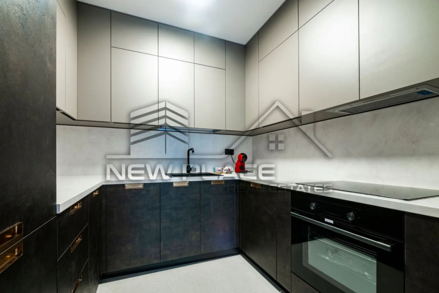 Yacht KID | Apt exclusivist | 261,000+TVA | Bucatarie inchisa | LUX - New Place Real Estate Company va propune spre vanzare un apartament exclusivist de 2 camere situat in zona de Nord a Bucurestiului - Yacht KID.

Apartamentul este situat la Etajul 3, are o suprafata construita de 72,90 mp si suprafata utila totala de 60,80 mp, are vederea libera (orientare spre Est), fiind compus din living de 23,00 mp, bucatarie inchisa de 5,40 mp, dormitor de 13,00 mp, baie de 4,60 mp, un hol cu o zona de depozitare de 5,80 mp si o terasa de 9,00 mp.

Separat se poate achizitiona un Loc de Parcare situat la subteranul imobilului.

Yacht KID este un complex rezidential situat in partea de Nord a Bucurestiului, in apropierea principalelor puncte de interes din zona de Nord a capitalei. Aceasta zona este cunoscuta pentru spatiile verzi si pentru parcurile din zona, care ofera o oaza de liniste si faciliteaza apropierea de natura in mijlocul agitatiei urbane. Parcul Herastrau, Lacul Tei, Parcul Floreasca sau Parcul Circului sunt doar cateva dintre cele mai populare locuri de relaxare. Unul dintre cele mai mari avantaje ale zonei de Nord este accesibilitatea si usurinta cu care poți ajunge in orice parte a orasului. In aceasta zona se afla statii de metrou, cum ar fi: Aviatorilor si Pipera, care faciliteaza accesul rapid la alte zone din oras. De asemenea aici gasim unele dintre cele mai importante artere cum ar fi: DN1 sau Autostrada A3, care ofera acces rapid la iesirea din oras. In zona se afla cele mai importante centre de afaceri, precum si mall-uri, restaurante de top, gradinite si scoli recunoscute la nivel international: Promenada Mall, Baneasa Shopping City, City Gate, Tiriac Tower, Oracle.

Yacht KID este una dintre cele mai bune optiuni pentru un stil de viata comod si confortabil. Beneficiile sunt multiple si acopera o gama larga de nevoi si preferinte. Yacht KID include atat unitati rezidentiale, cat si spatii comerciale si de servicii, numeroase facilitati precum spatii verzi, servicii de concierge, vederi panoramice, piscine infinity si parcare subterana dotata cu statii de incarcare electrica.

Finisajele premium, materialele de calitate superioara cat si tehnologia de ultima generatie folosita reprezinta un aspect important al alegerii achiziționarii unui imobil in Yacht KID. Cladirea este finisata cu cele mai bune materiale si proiectata pentru a oferi exeperianta locuirii la un nivel inalt, care se diferentiaza prin detalii si design unic. Acest lucru garanteaza nu numai confortul si siguranta, ci si economii semnificative la facturile utilitatilor individuale cat si colective. Elementele decorative pentru intradosul balcoanelor sunt o premiera, fiind realizate din materiale compozite avansate, o abordare unica pe piata din Romania. Structura de rezistenta din beton armat este realizata prin utillizarea tehnologiilor de post-tensionare, respectand cele mai exigente normative. Pereții dintre apartamente sunt construiți din zidarie confinata. La fatada cladirii s-a folosit un sistem de fatade ventilate de ultima generatie cu tehnologii de sigilare și etanseizare la aer, apa si vant.

Pentru mai multe detalii, nu ezitati sa ne contactati.

Aceasta oferta apartine New Place Real Estate Company.