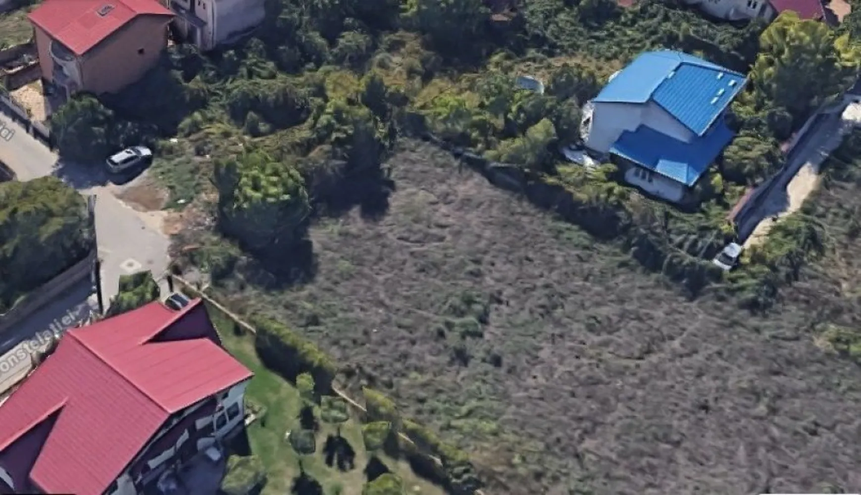 Teren Drumul Potcoavei | 1,000 mp | Deschidere de 31 ml | Zona de vile - New Place Real Estate Company va propune spre vanzare un teren situat pe Str. Drumul Potcoavei cu o suprafata de 1,000 mp, avand o deschidere de 31,60 ml si o adancime de 30,30 ml. Suprafata neta este de 960 mp, iar drumul de servitute are o suprafata de 40 mp

Conform Certificatului de Urbanism avem:
- Categoria de folosinta: intravilan construibil
- Functionarea zonei: UTR L1 - subzona locuintelor individuale si colective mici
- Indicatori urbanistici: POT max = 40%, CUT maxim pentru inaltimi P+1E = 0,9 mp ADC/mp teren, CUT maxim pentru inaltimi P+2E = 1,3 mp ADC/mp teren
- Regimul de inaltime: Inaltimea maxima a cladirilor masurata la cornisa corespunzatoare unui regim de inaltime P+2E este de 10 metri.

Pentru mai multe detalii sau oferte similare, nu ezitati sa ne contactati.

Aceasta oferta apartine New Place Real Estate Company.