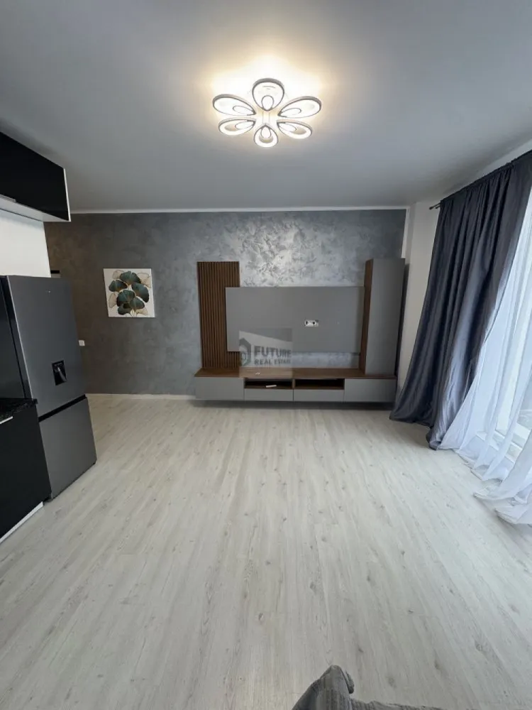 Apartament 2 camere, bloc nou, neocupat, cu gradină privată - Berceni - Apartament 2 camere, bloc nou, neocupat, cu grădină privată – Berceni, Str. Arcadiei Se oferă spre închiriere un apartament modern, complet neocupat anterior, situat într-un bloc nou din Berceni. Suprafața utilă este de 50 mp, cu 2 camere luminoase, bine compartimentate și mobilate, gata să te muți imediat. Caracteristici principale: • Grădină privată de 60 mp, ideală pentru relaxare sau timp în aer liber • 2 locuri de parcare închise cu gard, sigure și private • Încălzire în pardoseală cu centrală proprie, pentru confort maxim în orice sezon • Bloc nou, finisaje moderne, complet mobilat • 5–6 minute de mers pe jos până la metrou, acces rapid la centrul orașului • Zonă liniștită, aproape de magazine, școli și alte facilități Perfect pentru cuplu sau familie care caută confort, liniște și acces rapid la transport, într-un apartament gata de mutare. Berceni, Strada Arcadiei – combinația ideală între relaxare și accesibilitate! }}