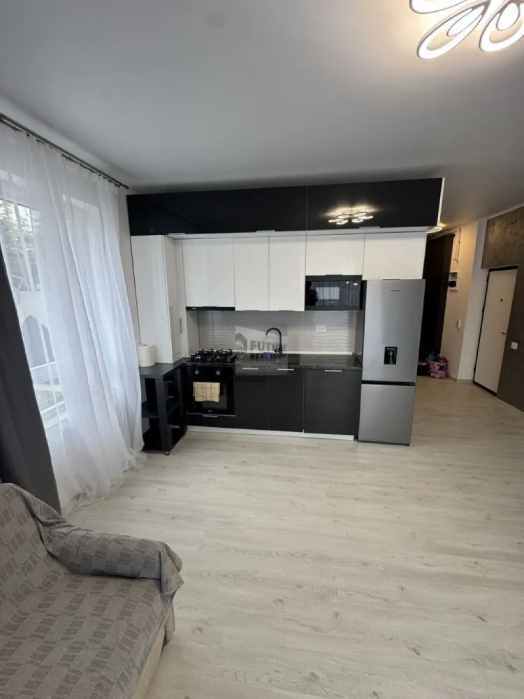 Apartament 2 camere, bloc nou, neocupat, cu gradină privată - Berceni - Apartament 2 camere, bloc nou, neocupat, cu grădină privată – Berceni, Str. Arcadiei Se oferă spre închiriere un apartament modern, complet neocupat anterior, situat într-un bloc nou din Berceni. Suprafața utilă este de 50 mp, cu 2 camere luminoase, bine compartimentate și mobilate, gata să te muți imediat. Caracteristici principale: • Grădină privată de 60 mp, ideală pentru relaxare sau timp în aer liber • 2 locuri de parcare închise cu gard, sigure și private • Încălzire în pardoseală cu centrală proprie, pentru confort maxim în orice sezon • Bloc nou, finisaje moderne, complet mobilat • 5–6 minute de mers pe jos până la metrou, acces rapid la centrul orașului • Zonă liniștită, aproape de magazine, școli și alte facilități Perfect pentru cuplu sau familie care caută confort, liniște și acces rapid la transport, într-un apartament gata de mutare. Berceni, Strada Arcadiei – combinația ideală între relaxare și accesibilitate! }}