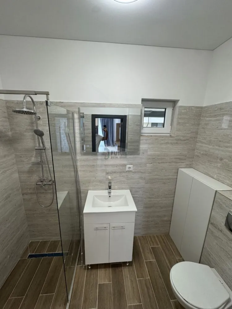 Apartament 2 camere, bloc nou, neocupat, cu gradină privată - Berceni - Apartament 2 camere, bloc nou, neocupat, cu grădină privată – Berceni, Str. Arcadiei Se oferă spre închiriere un apartament modern, complet neocupat anterior, situat într-un bloc nou din Berceni. Suprafața utilă este de 50 mp, cu 2 camere luminoase, bine compartimentate și mobilate, gata să te muți imediat. Caracteristici principale: • Grădină privată de 60 mp, ideală pentru relaxare sau timp în aer liber • 2 locuri de parcare închise cu gard, sigure și private • Încălzire în pardoseală cu centrală proprie, pentru confort maxim în orice sezon • Bloc nou, finisaje moderne, complet mobilat • 5–6 minute de mers pe jos până la metrou, acces rapid la centrul orașului • Zonă liniștită, aproape de magazine, școli și alte facilități Perfect pentru cuplu sau familie care caută confort, liniște și acces rapid la transport, într-un apartament gata de mutare. Berceni, Strada Arcadiei – combinația ideală între relaxare și accesibilitate! }}