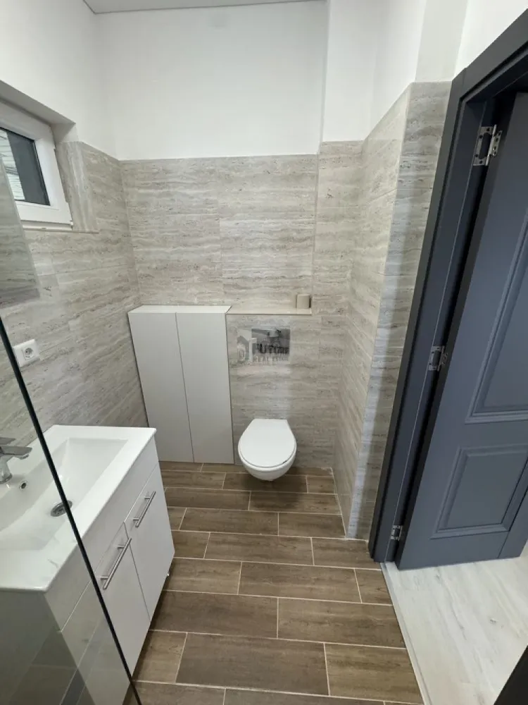 Apartament 2 camere, bloc nou, neocupat, cu gradină privată - Berceni - Apartament 2 camere, bloc nou, neocupat, cu grădină privată – Berceni, Str. Arcadiei Se oferă spre închiriere un apartament modern, complet neocupat anterior, situat într-un bloc nou din Berceni. Suprafața utilă este de 50 mp, cu 2 camere luminoase, bine compartimentate și mobilate, gata să te muți imediat. Caracteristici principale: • Grădină privată de 60 mp, ideală pentru relaxare sau timp în aer liber • 2 locuri de parcare închise cu gard, sigure și private • Încălzire în pardoseală cu centrală proprie, pentru confort maxim în orice sezon • Bloc nou, finisaje moderne, complet mobilat • 5–6 minute de mers pe jos până la metrou, acces rapid la centrul orașului • Zonă liniștită, aproape de magazine, școli și alte facilități Perfect pentru cuplu sau familie care caută confort, liniște și acces rapid la transport, într-un apartament gata de mutare. Berceni, Strada Arcadiei – combinația ideală între relaxare și accesibilitate! }}