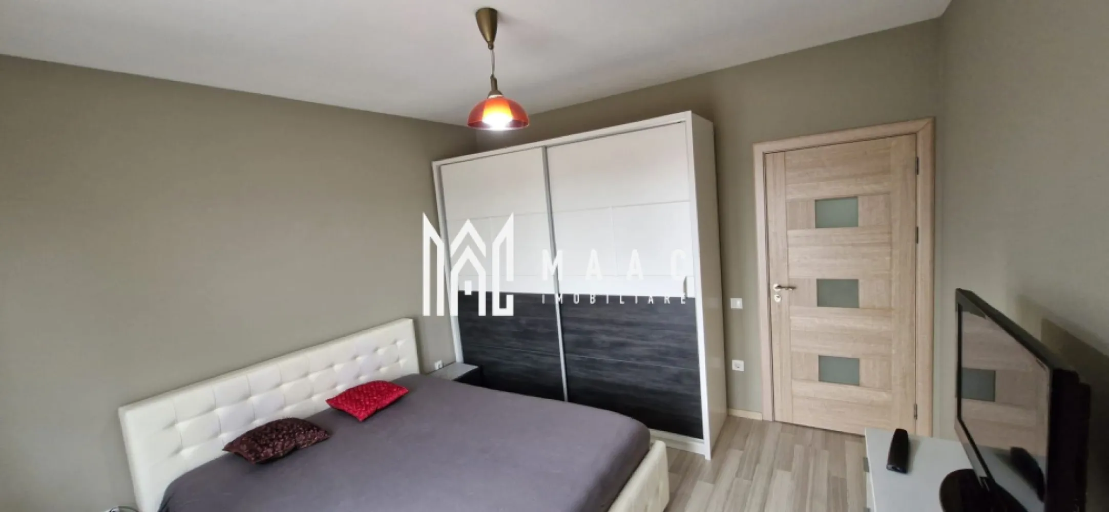 Apartament 3 Camere I Loc de parcare I Etaj 2 I Selimbar - Se oferă spre vânzare un apartament cu 3 camere, situat în Șelimbăr, într-o zonă liniștită, cu acces facil către punctele de interes din Sibiu. Proprietatea este foarte bine întreținută, fiind ideală pentru o familie. Caracteristici principale: Apartament cu 3 camere Living cu bucătărie open space Două dormitoare Balcon generos, ideal pentru relaxare Loc de parcare privat inclus în preț Compartimentare practică, spații luminoase Avantaje zonă: Magazine și supermarketuri la câteva minute Școală și grădiniță în apropiere Loc de joacă pentru copii în zonă Loc de parcare Acces rapid către Sibiu și principalele artere Această proprietate este ideală pentru cei care își doresc confort, liniște și acces rapid la toate facilitățile necesare vieții de zi cu zi. Pentru mai multe detalii precizati telefonic ca ati vazut anuntul cu:ID: CP2897615 }}