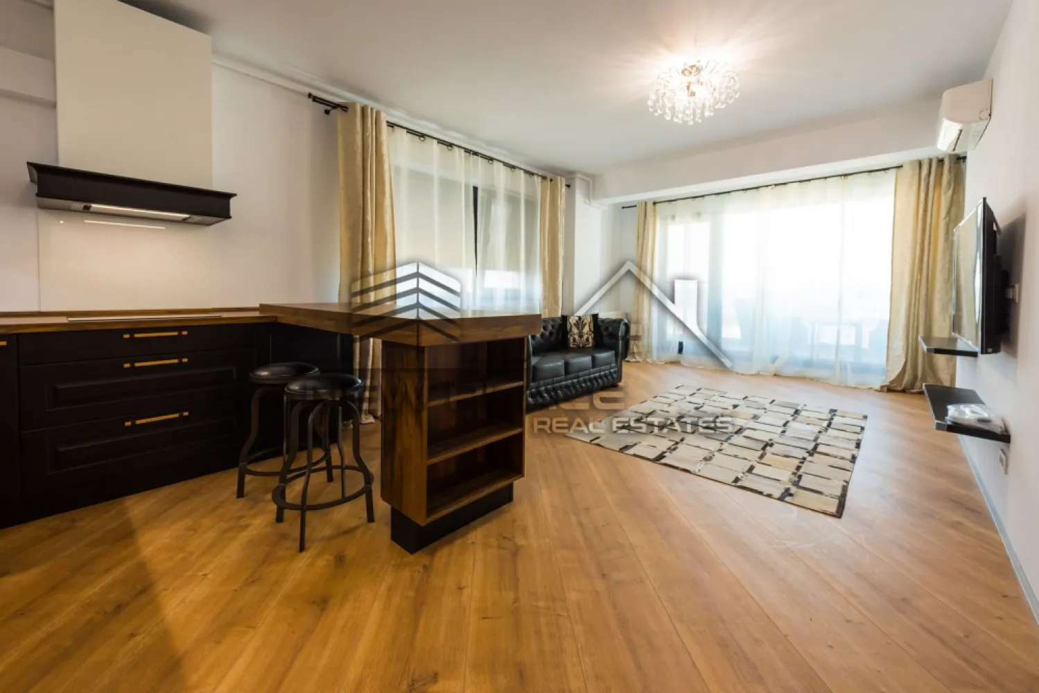 4City North | Vedere spre curtea interioara | Apartament deosebit | Lux - New Place Real Estate Company va propune spre vanzare un apartament exclusivist intr-un ansamblu rezidential nou - 4City North, cu o arhitectura moderna si eleganta, cu spatii verzi si gradina privata situate intr o curte interioara splendida, extrem de generoasa si sigura.

Apartamentul este situat la etajul 7, are o suprafata construita de 107.95 mp si o suprafata utila totala de 89.29 mp, fiind compus din: living spatios - cald din punct de vedere al cromaticii, bucatarie - complet utilata si mobilata cu electrocasnice de ultima generatie, zona de dining, 2 dormitoare (dintre care unul este matrimonial, iar dormitorul secundar este transformat in dressing sau birou), 2 bai moderne si un balcon.

Separat se mai pot achizitiona si 2 locuri de parcare subterane la pretul de 10,000 Eur fiecare,

Alte detalii: finisaje de calitate, centrala termica proprie, aer conditionat in fiecare camera, consumul de energie electrica, gaze, apa/canalizare este contorizat individual per apartament, exista retea de cablu TV/ internet, interfon, monitorizare video si paza 24/7.

Ansamblul 4City dispune de o localizare excelenta, fiind situat in Nordul Bucurestiului - Pipera, la cativa pasi de Lacul Saulei, in inima cartierului de business, intr-o zona linistita si sigura, cu acces direct la mall, benzinarii, gym, restaurante, scoli si gradinite.

Pentru mai multe detalii sau oferte similare, nu ezitati sa ne contactati.

Aceasta oferta apartine New Place Real Estate Company.