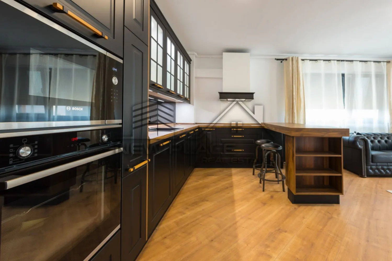 4City North | Vedere spre curtea interioara | Apartament deosebit | Lux - New Place Real Estate Company va propune spre vanzare un apartament exclusivist intr-un ansamblu rezidential nou - 4City North, cu o arhitectura moderna si eleganta, cu spatii verzi si gradina privata situate intr o curte interioara splendida, extrem de generoasa si sigura.

Apartamentul este situat la etajul 7, are o suprafata construita de 107.95 mp si o suprafata utila totala de 89.29 mp, fiind compus din: living spatios - cald din punct de vedere al cromaticii, bucatarie - complet utilata si mobilata cu electrocasnice de ultima generatie, zona de dining, 2 dormitoare (dintre care unul este matrimonial, iar dormitorul secundar este transformat in dressing sau birou), 2 bai moderne si un balcon.

Separat se mai pot achizitiona si 2 locuri de parcare subterane la pretul de 10,000 Eur fiecare,

Alte detalii: finisaje de calitate, centrala termica proprie, aer conditionat in fiecare camera, consumul de energie electrica, gaze, apa/canalizare este contorizat individual per apartament, exista retea de cablu TV/ internet, interfon, monitorizare video si paza 24/7.

Ansamblul 4City dispune de o localizare excelenta, fiind situat in Nordul Bucurestiului - Pipera, la cativa pasi de Lacul Saulei, in inima cartierului de business, intr-o zona linistita si sigura, cu acces direct la mall, benzinarii, gym, restaurante, scoli si gradinite.

Pentru mai multe detalii sau oferte similare, nu ezitati sa ne contactati.

Aceasta oferta apartine New Place Real Estate Company.