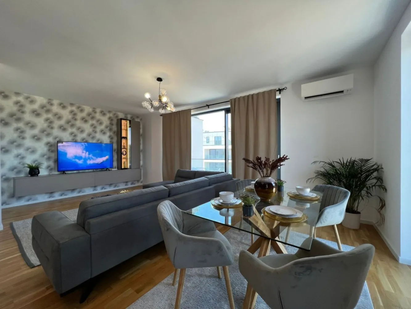 Apt unicat|Vedere Padurea Baneasa|350,000+TVA|Terase de 13mp si 11mp - New Place Real Estate Company va propune spre vanzare un apartament unicat situat intr-un complex rezidential din zona Baneasa.

Acest apartament are vedere deschisa spre Padurea Baneasa si este situat intr-o zona calma care iti ofera linistea dorita dupa o zi agitata.

Apartamentul este complet mobilat si utilat nou, mobilat lux, suprafata utila totala de 125 mp, cu 2 terase de 13 mp respectiv 11 mp si este situat la Etajul 5/6. Separat se poate achizitiona si un loc de parcare situat la subteranu imobilului la pretul de 20,000 Eur+TVA.

Apartamentul are urmatoarea dispunere: living spatios, bucatarie cu mobilier modern si echipata complet (masina spalat rufe, masina spalat vase, combina frigorifica, plita, cuptor electric, hota), 3 dormitoare, doua bai, zona de dressing, hol si doua terase.

Usi interioare din lemn, parchet stratificat import calitate superioara, gresie si faianta import, baile utilate cu obiecte sanitare calitate superioara si oglinzi, aer conditionat, prize/intrerupatoare de import calitate superioara.

Atat apartamentul cat si spatiile comune ale intregului ansamblu beneficiaza de finisaje de calitate superioara de lux.

Pentru mai multe detalii sau oferte similare, nu ezitati sa ne contactati.

Aceasta oferta apartine New Place Real Estate Company.