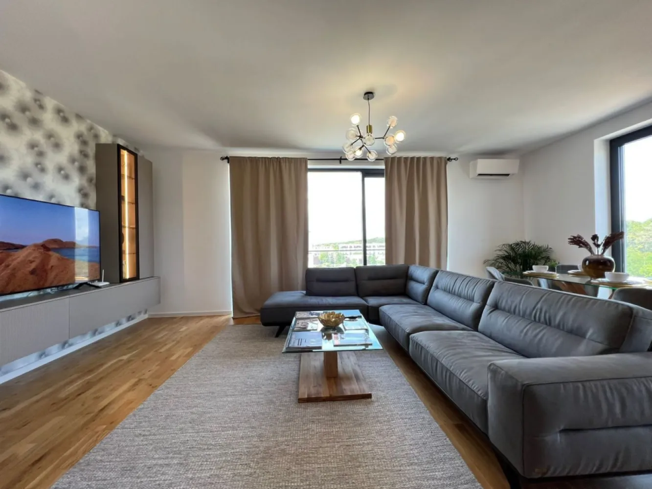 Apt unicat|Vedere Padurea Baneasa|350,000+TVA|Terase de 13mp si 11mp - New Place Real Estate Company va propune spre vanzare un apartament unicat situat intr-un complex rezidential din zona Baneasa.

Acest apartament are vedere deschisa spre Padurea Baneasa si este situat intr-o zona calma care iti ofera linistea dorita dupa o zi agitata.

Apartamentul este complet mobilat si utilat nou, mobilat lux, suprafata utila totala de 125 mp, cu 2 terase de 13 mp respectiv 11 mp si este situat la Etajul 5/6. Separat se poate achizitiona si un loc de parcare situat la subteranu imobilului la pretul de 20,000 Eur+TVA.

Apartamentul are urmatoarea dispunere: living spatios, bucatarie cu mobilier modern si echipata complet (masina spalat rufe, masina spalat vase, combina frigorifica, plita, cuptor electric, hota), 3 dormitoare, doua bai, zona de dressing, hol si doua terase.

Usi interioare din lemn, parchet stratificat import calitate superioara, gresie si faianta import, baile utilate cu obiecte sanitare calitate superioara si oglinzi, aer conditionat, prize/intrerupatoare de import calitate superioara.

Atat apartamentul cat si spatiile comune ale intregului ansamblu beneficiaza de finisaje de calitate superioara de lux.

Pentru mai multe detalii sau oferte similare, nu ezitati sa ne contactati.

Aceasta oferta apartine New Place Real Estate Company.