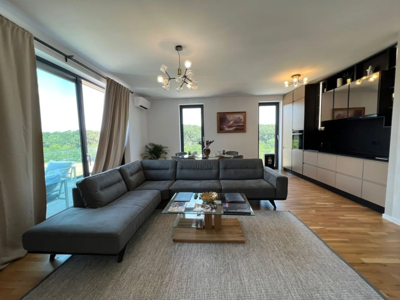 Apt unicat|Vedere Padurea Baneasa|350,000+TVA|Terase de 13mp si 11mp - New Place Real Estate Company va propune spre vanzare un apartament unicat situat intr-un complex rezidential din zona Baneasa.

Acest apartament are vedere deschisa spre Padurea Baneasa si este situat intr-o zona calma care iti ofera linistea dorita dupa o zi agitata.

Apartamentul este complet mobilat si utilat nou, mobilat lux, suprafata utila totala de 125 mp, cu 2 terase de 13 mp respectiv 11 mp si este situat la Etajul 5/6. Separat se poate achizitiona si un loc de parcare situat la subteranu imobilului la pretul de 20,000 Eur+TVA.

Apartamentul are urmatoarea dispunere: living spatios, bucatarie cu mobilier modern si echipata complet (masina spalat rufe, masina spalat vase, combina frigorifica, plita, cuptor electric, hota), 3 dormitoare, doua bai, zona de dressing, hol si doua terase.

Usi interioare din lemn, parchet stratificat import calitate superioara, gresie si faianta import, baile utilate cu obiecte sanitare calitate superioara si oglinzi, aer conditionat, prize/intrerupatoare de import calitate superioara.

Atat apartamentul cat si spatiile comune ale intregului ansamblu beneficiaza de finisaje de calitate superioara de lux.

Pentru mai multe detalii sau oferte similare, nu ezitati sa ne contactati.

Aceasta oferta apartine New Place Real Estate Company.