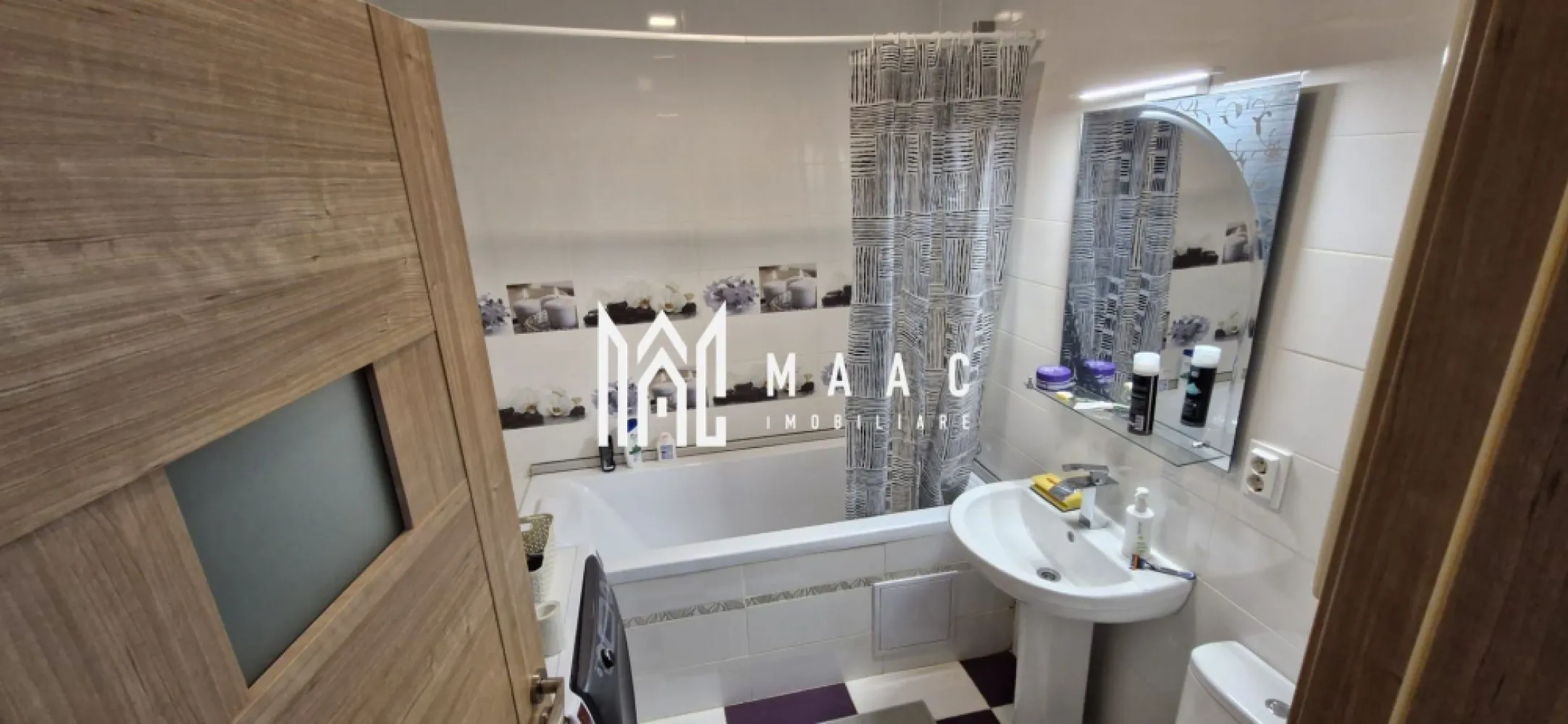 Apartament 3 Camere I Loc de parcare I Etaj 2 I Selimbar - Se oferă spre vânzare un apartament cu 3 camere, situat în Șelimbăr, într-o zonă liniștită, cu acces facil către punctele de interes din Sibiu. Proprietatea este foarte bine întreținută, fiind ideală pentru o familie. Caracteristici principale: Apartament cu 3 camere Living cu bucătărie open space Două dormitoare Balcon generos, ideal pentru relaxare Loc de parcare privat inclus în preț Compartimentare practică, spații luminoase Avantaje zonă: Magazine și supermarketuri la câteva minute Școală și grădiniță în apropiere Loc de joacă pentru copii în zonă Loc de parcare Acces rapid către Sibiu și principalele artere Această proprietate este ideală pentru cei care își doresc confort, liniște și acces rapid la toate facilitățile necesare vieții de zi cu zi. Pentru mai multe detalii precizati telefonic ca ati vazut anuntul cu:ID: CP2897615 }}