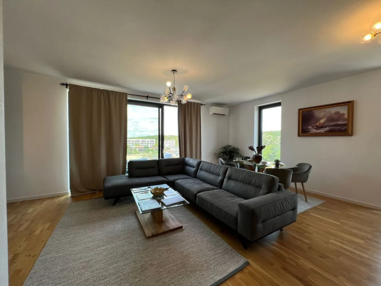 Apt unicat|Vedere Padurea Baneasa|350,000+TVA|Terase de 13mp si 11mp - New Place Real Estate Company va propune spre vanzare un apartament unicat situat intr-un complex rezidential din zona Baneasa.

Acest apartament are vedere deschisa spre Padurea Baneasa si este situat intr-o zona calma care iti ofera linistea dorita dupa o zi agitata.

Apartamentul este complet mobilat si utilat nou, mobilat lux, suprafata utila totala de 125 mp, cu 2 terase de 13 mp respectiv 11 mp si este situat la Etajul 5/6. Separat se poate achizitiona si un loc de parcare situat la subteranu imobilului la pretul de 20,000 Eur+TVA.

Apartamentul are urmatoarea dispunere: living spatios, bucatarie cu mobilier modern si echipata complet (masina spalat rufe, masina spalat vase, combina frigorifica, plita, cuptor electric, hota), 3 dormitoare, doua bai, zona de dressing, hol si doua terase.

Usi interioare din lemn, parchet stratificat import calitate superioara, gresie si faianta import, baile utilate cu obiecte sanitare calitate superioara si oglinzi, aer conditionat, prize/intrerupatoare de import calitate superioara.

Atat apartamentul cat si spatiile comune ale intregului ansamblu beneficiaza de finisaje de calitate superioara de lux.

Pentru mai multe detalii sau oferte similare, nu ezitati sa ne contactati.

Aceasta oferta apartine New Place Real Estate Company.