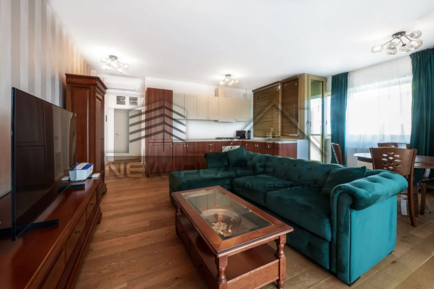 Aviatiei Park | Apartament deosebit | Vedere libera spre curtea interioara | Lux - New Place Real Estate Company va propune spre vanzare un apartament deosebit, situat intr-un imobil rezidential nou din zona Aviatiei-Herastrau.

Apartamentul are 2 camere si are o suprafata utila totala de 57.29 mp, din care suprafata utila de 52.39 mp si balcon de 4.90 mp.

Apartamentul dispune de un loc de parcare situat la subteran.

Apartamentul este complet mobilat si utilat cu mobilier la standarde de lux si este compartimentat astfel:
living cu bucatarie open space cu o suprafata de 31.16 mp, dormitor cu o suprafata de 14.11 mp, baie cu o suprafata de 3.51 mp, un hol cu o suprafata de 3.61 mp si un balcon de 4.90 mp.

Paza si supraveghere video 24/7.

Complexul Aviației Park se afla la numai opt minute de mers pe jos de Parcul Herastrau. Drumul spre parc se face pe o alee care uneste Complexul de Strada Grigore Gafencu, evitandu-se astfel traversarea Bulevardelor Alexandru Serbanescu si Nicolae Caranfil. Vecinatatea Parcului Herastrau reprezinta un avantaj pentru toti cei care doresc sa aiba acces rapid la natura si aer curat, precum si la toate facilitatile de recreere si miscare pentru adulti si copii pe care le ofera un spatiu verde generos precum Parcul Herastrau. Mai mult de jumatate din suprafata Complexului este rezervata spatiilor verzi. Din cei 15.000 de metri patrati de teren, doar 3.700 de metri patrati sunt ocupati de amprenta celor patru cladiri, restul de peste 11.000 de metri sunt dedicati vegetatiei, piatetei si aleilor pietonale cu aliniamente de copaci si plante perene, totul conceput pentru a crea o atmosfera armonioasa si prietenoasa, asa cum trebuie sa fie acasa. Complexul Aviatiei Park cuprinde doua corpuri de locuinte avand 176, respectiv 195 de apartamente, fiind un ansamblu rezidential cu circuit inchis, ale carui corpuri de locuinte sunt unite intre ele prin alei de circulatie, piatete si spatii verzi.

Atat apartamentul cat si spatiile comune ale intregului imobil beneficiaza de finisaje de calitate superioara de lux.

Pentru mai multe detalii sau oferte similare, nu ezitati sa ne contactati.

Aceasta oferta apartine New Place Real Estate Company.