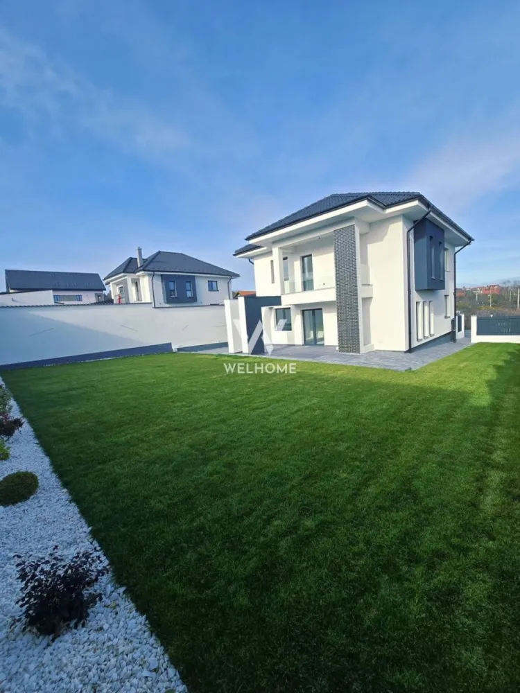 Casă individuală P+E+Pod, 205 mp utili, Curte 380 mp, Pompă de căldura - Vă propunem spre vânzare o casă individuală, cu regim de înălțime P+E+Pod, având o suprafață utilă de 205 mp, la care se adaugă 40 mp spații de depozitare, 25 mp terase și o curte de 380 mp. Proprietatea dispune de 3 locuri de parcare, dintre care unul acoperit. Compartimentare: Parter: hol dormitor baie living bucătărie cameră tehnică spațiu de depozitare Etaj: hol baie 3 dormitoare dressing Pod: 40 mp spațiu locuibil 40 mp spații de depozitare Imobilul se predă exact ca în fotografii: interior la alb, băi și exterior la cheie Casa este dotată cu încălzire în pardoseală pe toate cele 3 niveluri, încălzirea fiind asigurată de pompă de căldură. Proprietatea este intabulată și are termen de predare imediat. Pret:350.000 euro info 0740154900 }}