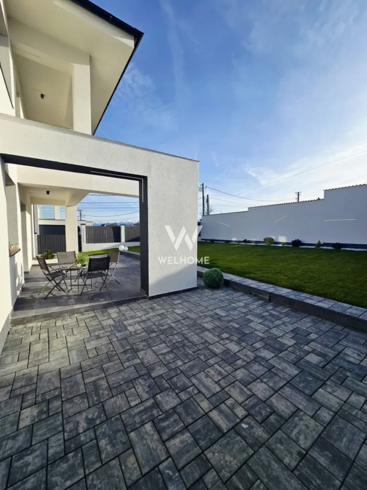 Casă individuală P+E+Pod, 205 mp utili, Curte 380 mp, Pompă de căldura - Vă propunem spre vânzare o casă individuală, cu regim de înălțime P+E+Pod, având o suprafață utilă de 205 mp, la care se adaugă 40 mp spații de depozitare, 25 mp terase și o curte de 380 mp. Proprietatea dispune de 3 locuri de parcare, dintre care unul acoperit. Compartimentare: Parter: hol dormitor baie living bucătărie cameră tehnică spațiu de depozitare Etaj: hol baie 3 dormitoare dressing Pod: 40 mp spațiu locuibil 40 mp spații de depozitare Imobilul se predă exact ca în fotografii: interior la alb, băi și exterior la cheie Casa este dotată cu încălzire în pardoseală pe toate cele 3 niveluri, încălzirea fiind asigurată de pompă de căldură. Proprietatea este intabulată și are termen de predare imediat. Pret:350.000 euro info 0740154900 }}