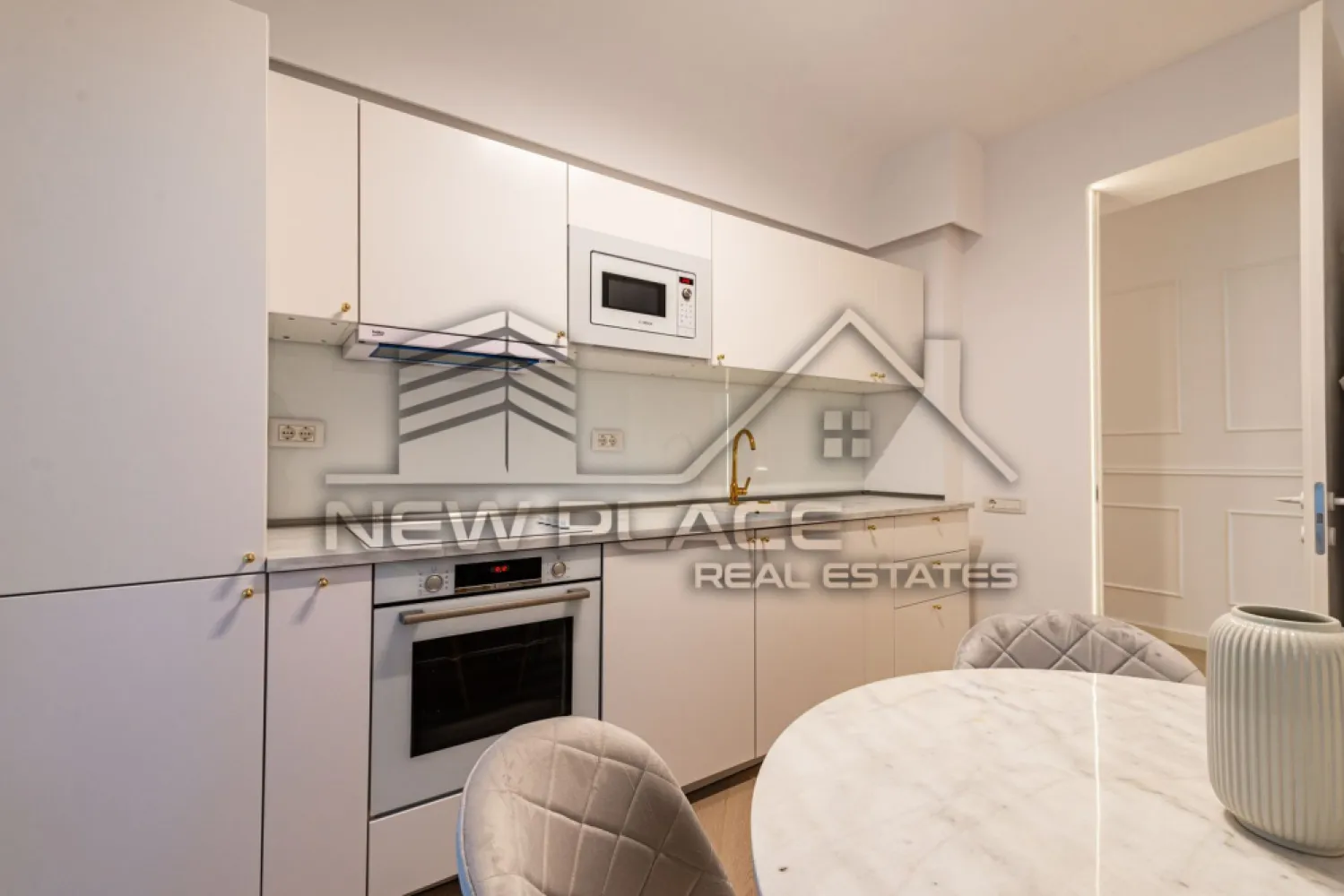 CORTINA NORTH|Apartament exclusivist| 300,000+TVA |Terasa de 30 mp|LUX - New Place Real Estate Company va propune spre vanzare un apartament situat intr-un complex rezidential exclusivist din zona Aviatiei-Pipera si anume CORTINA NORTH. Cu o amplasare de exceptie in Nordul capitalei, acest ansamblu este unul grandios, cu caracteristici unice imbinate pentru un stil de viata complet, confortabil si activ!

Apartamentul este situat la Etajul 2, are o suprafata construita de 124.73 mp si suprafata utila totala de 101.38 mp, are orientare spre Est, fiind compus din living de 18,48 mp, bucatarie inchisa de 9,60 mp, un dormitor matrimonial de 14,29 mp cu baie proprie de 5,52 mp, un al doilea dormitor de 12,52 mp - care este transformat in dressing, baie de serviciu de 3,20 mp, hol de 8,44 mp si o terasa de 29,33 mp.

Separat se poate achizitiona si un loc de parcare situat la subteranul imobilului la pretul de 15,000 Eur + TVA.

Ansamblul Cortina North completeaza stilul de viata activ, sanatos si securizat cu o gama variata de facilitati: centru fitness, bazin de inot, peste 1,5 km pista de alergare, calitatea aerului data de peste 10,000 mp de spatii verzi, galerii comerciale dedicate, parcari private subterane si supraterane si acces controlat.

FINISAJE:
- Fatada ventilata;
- Tamplarie PVC Schuco cu geam tripan termoizolant;
- Ceramica Porcelanosa;
- Obiecte sanitare Daniel Rubinetterie;
- Parchet calitate superioara;
- Usi de intrare securizate Pinum;
- Usi interioare Filomuro.

DOTARI:
- Centrala termica Ariston individuala cu gaz;
- Aer conditionat tip multisplit;
- Videointerfon;
- Utilitati „ready to use” (racorduri individuale la gaze, curent electric, apa curenta);
- Aparatura electrica si cablaje pregatite pentru conexiunea TV si internet;
- Ascensoare – Cate doua pe fiecare tronson.

Pentru mai multe detalii sau oferte similare, nu ezitati sa ne contactati.

Aceasta oferta apartine New Place Real Estate Company