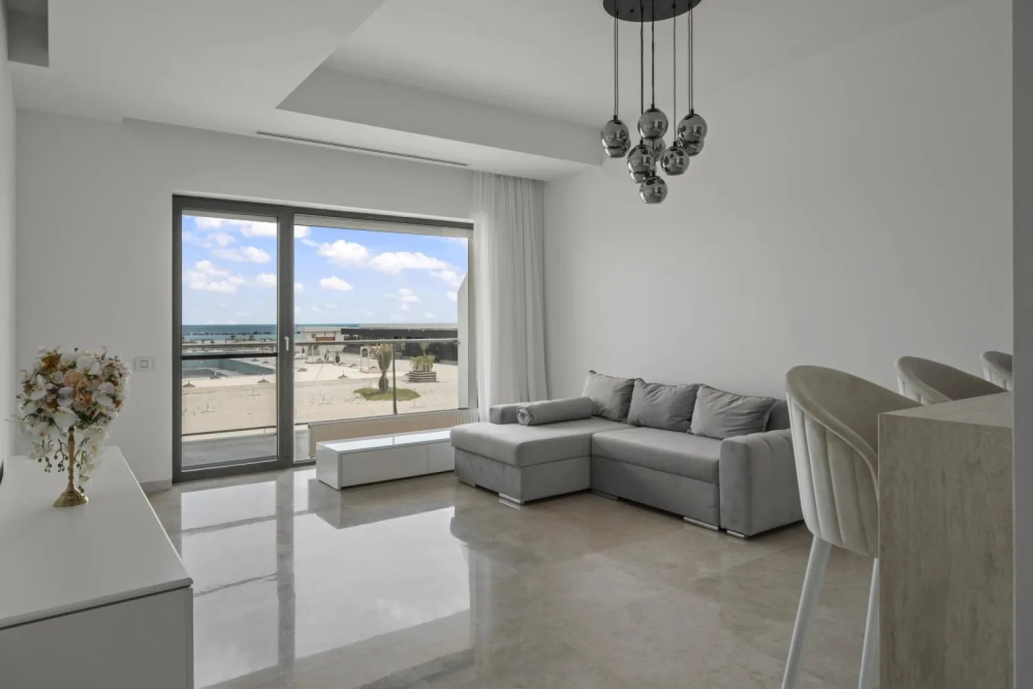 CAELIA RESIDENCE | MAMAIA | VEDERE FRONTALA LA MARE | EXCLUSIVITATE | LUX - New Place Real Estate Company va propune spre vanzare un apartament exclusivist, situat in cel mai prestigios Ansamblu Rezidential de pe litoral - Caelia, apartamentul avand dubla vedere, inclusiv vedere frontala catre plaja si catre Marea Neagra.

Apartamentul are o suprafata utila totala de 129.11 mp si o suprafata utila de 102.23 mp, suprafata desfasurata fiind impartita astfel: living cu suprafata de 34.90 mp, bucatarie inchisa cu suprafata de 5.44 mp cu o zona de depozitare / camera tehnica de 2.52 mp, 2 dormitoare matrimoniale cu suprafete de 19.69 mp, respectiv 17.16 mp, fiecare cu o baie proprie de 9.52 mp, respectiv 5.00 mp, un grup sanitar cu suprafata de 1.87 mp, un hol cu suprafata de 6.13 mp si 2 terase cu suprafete de 18.49 mp respectiv 8.39 mp.

Finisajele de top si facilitatile exclusive completeaza calitatea constructiei, oferind un confort sporit rezidentilor ansamblului:
- Acces privat la plaja privata
- Doua piscine exterioare prevazute cu zone de relaxare
- Sala de fitness
- Sauna umeda si uscata
- Serviciu de concierge, valeti si receptie 24/7.
- Serviciu de paza nonstop

Atat apartamentul cat si spatiile comune ale intregului ansamblu beneficiaza de finisaje de calitate superioara de lux fiind probabil cel mai luxos si axclusivist Ansamblu Rezidential de pe litoral.

Pentru mai multe detalii sau pentru a programa o vizionare, nu ezitati sa ne contactati.

Aceasta oferta apartine New Place Real Estate Company.