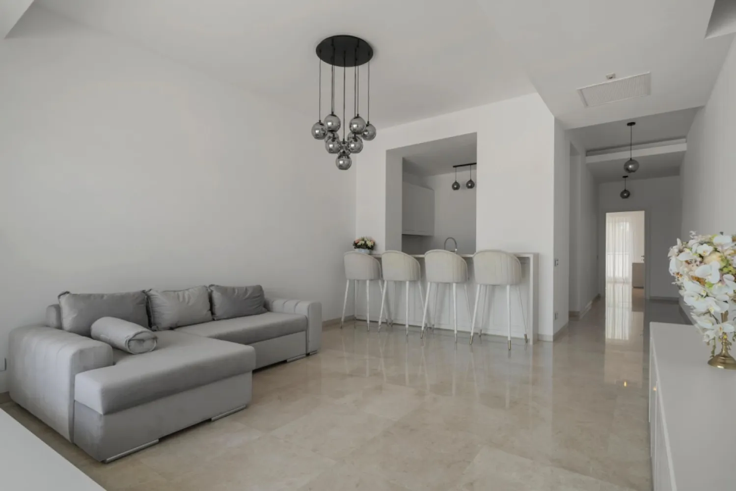 CAELIA RESIDENCE | MAMAIA | VEDERE FRONTALA LA MARE | EXCLUSIVITATE | LUX - New Place Real Estate Company va propune spre vanzare un apartament exclusivist, situat in cel mai prestigios Ansamblu Rezidential de pe litoral - Caelia, apartamentul avand dubla vedere, inclusiv vedere frontala catre plaja si catre Marea Neagra.

Apartamentul are o suprafata utila totala de 129.11 mp si o suprafata utila de 102.23 mp, suprafata desfasurata fiind impartita astfel: living cu suprafata de 34.90 mp, bucatarie inchisa cu suprafata de 5.44 mp cu o zona de depozitare / camera tehnica de 2.52 mp, 2 dormitoare matrimoniale cu suprafete de 19.69 mp, respectiv 17.16 mp, fiecare cu o baie proprie de 9.52 mp, respectiv 5.00 mp, un grup sanitar cu suprafata de 1.87 mp, un hol cu suprafata de 6.13 mp si 2 terase cu suprafete de 18.49 mp respectiv 8.39 mp.

Finisajele de top si facilitatile exclusive completeaza calitatea constructiei, oferind un confort sporit rezidentilor ansamblului:
- Acces privat la plaja privata
- Doua piscine exterioare prevazute cu zone de relaxare
- Sala de fitness
- Sauna umeda si uscata
- Serviciu de concierge, valeti si receptie 24/7.
- Serviciu de paza nonstop

Atat apartamentul cat si spatiile comune ale intregului ansamblu beneficiaza de finisaje de calitate superioara de lux fiind probabil cel mai luxos si axclusivist Ansamblu Rezidential de pe litoral.

Pentru mai multe detalii sau pentru a programa o vizionare, nu ezitati sa ne contactati.

Aceasta oferta apartine New Place Real Estate Company.