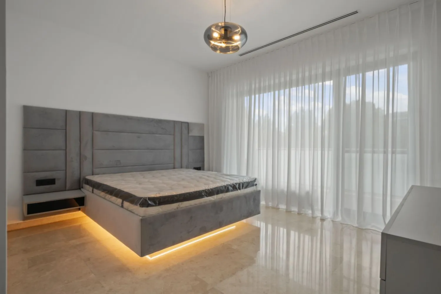 CAELIA RESIDENCE | MAMAIA | VEDERE FRONTALA LA MARE | EXCLUSIVITATE | LUX - New Place Real Estate Company va propune spre vanzare un apartament exclusivist, situat in cel mai prestigios Ansamblu Rezidential de pe litoral - Caelia, apartamentul avand dubla vedere, inclusiv vedere frontala catre plaja si catre Marea Neagra.

Apartamentul are o suprafata utila totala de 129.11 mp si o suprafata utila de 102.23 mp, suprafata desfasurata fiind impartita astfel: living cu suprafata de 34.90 mp, bucatarie inchisa cu suprafata de 5.44 mp cu o zona de depozitare / camera tehnica de 2.52 mp, 2 dormitoare matrimoniale cu suprafete de 19.69 mp, respectiv 17.16 mp, fiecare cu o baie proprie de 9.52 mp, respectiv 5.00 mp, un grup sanitar cu suprafata de 1.87 mp, un hol cu suprafata de 6.13 mp si 2 terase cu suprafete de 18.49 mp respectiv 8.39 mp.

Finisajele de top si facilitatile exclusive completeaza calitatea constructiei, oferind un confort sporit rezidentilor ansamblului:
- Acces privat la plaja privata
- Doua piscine exterioare prevazute cu zone de relaxare
- Sala de fitness
- Sauna umeda si uscata
- Serviciu de concierge, valeti si receptie 24/7.
- Serviciu de paza nonstop

Atat apartamentul cat si spatiile comune ale intregului ansamblu beneficiaza de finisaje de calitate superioara de lux fiind probabil cel mai luxos si axclusivist Ansamblu Rezidential de pe litoral.

Pentru mai multe detalii sau pentru a programa o vizionare, nu ezitati sa ne contactati.

Aceasta oferta apartine New Place Real Estate Company.