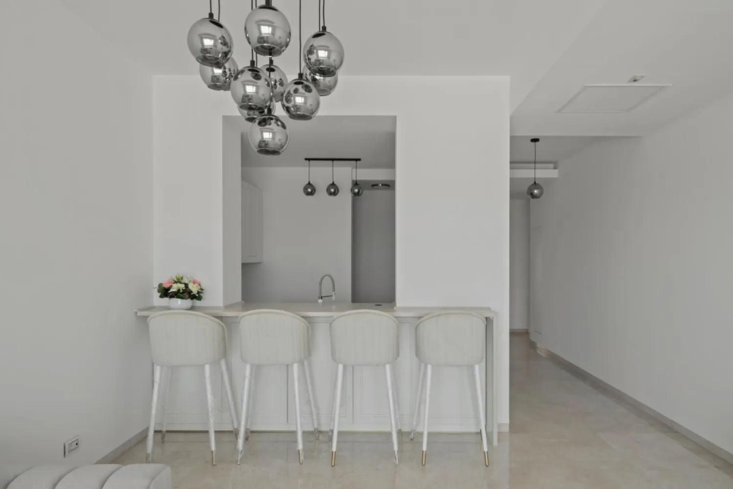 CAELIA RESIDENCE | MAMAIA | VEDERE FRONTALA LA MARE | EXCLUSIVITATE | LUX - New Place Real Estate Company va propune spre vanzare un apartament exclusivist, situat in cel mai prestigios Ansamblu Rezidential de pe litoral - Caelia, apartamentul avand dubla vedere, inclusiv vedere frontala catre plaja si catre Marea Neagra.

Apartamentul are o suprafata utila totala de 129.11 mp si o suprafata utila de 102.23 mp, suprafata desfasurata fiind impartita astfel: living cu suprafata de 34.90 mp, bucatarie inchisa cu suprafata de 5.44 mp cu o zona de depozitare / camera tehnica de 2.52 mp, 2 dormitoare matrimoniale cu suprafete de 19.69 mp, respectiv 17.16 mp, fiecare cu o baie proprie de 9.52 mp, respectiv 5.00 mp, un grup sanitar cu suprafata de 1.87 mp, un hol cu suprafata de 6.13 mp si 2 terase cu suprafete de 18.49 mp respectiv 8.39 mp.

Finisajele de top si facilitatile exclusive completeaza calitatea constructiei, oferind un confort sporit rezidentilor ansamblului:
- Acces privat la plaja privata
- Doua piscine exterioare prevazute cu zone de relaxare
- Sala de fitness
- Sauna umeda si uscata
- Serviciu de concierge, valeti si receptie 24/7.
- Serviciu de paza nonstop

Atat apartamentul cat si spatiile comune ale intregului ansamblu beneficiaza de finisaje de calitate superioara de lux fiind probabil cel mai luxos si axclusivist Ansamblu Rezidential de pe litoral.

Pentru mai multe detalii sau pentru a programa o vizionare, nu ezitati sa ne contactati.

Aceasta oferta apartine New Place Real Estate Company.