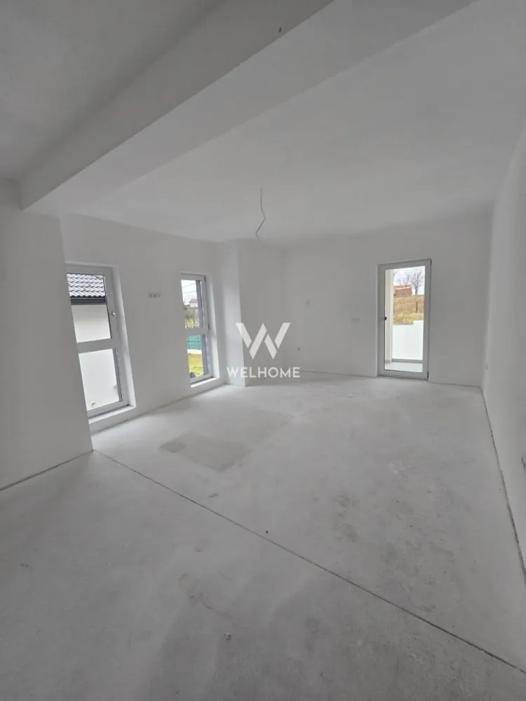 Casă individuală P+E+Pod, 205 mp utili, Curte 380 mp, Pompă de căldura - Vă propunem spre vânzare o casă individuală, cu regim de înălțime P+E+Pod, având o suprafață utilă de 205 mp, la care se adaugă 40 mp spații de depozitare, 25 mp terase și o curte de 380 mp. Proprietatea dispune de 3 locuri de parcare, dintre care unul acoperit. Compartimentare: Parter: hol dormitor baie living bucătărie cameră tehnică spațiu de depozitare Etaj: hol baie 3 dormitoare dressing Pod: 40 mp spațiu locuibil 40 mp spații de depozitare Imobilul se predă exact ca în fotografii: interior la alb, băi și exterior la cheie Casa este dotată cu încălzire în pardoseală pe toate cele 3 niveluri, încălzirea fiind asigurată de pompă de căldură. Proprietatea este intabulată și are termen de predare imediat. Pret:350.000 euro info 0740154900 }}