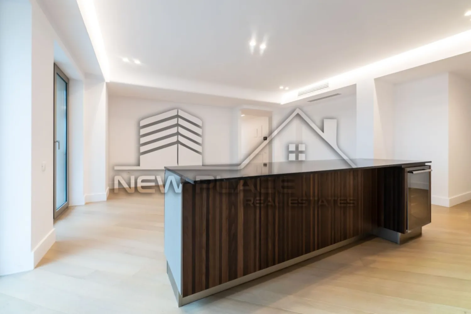 CORTINA 126 | Apt exclusivist | 410,000+TVA | Terasa 20 mp | ULTRA LUX - New Place Real Estate Company va propune spre vanzare un apartament exclusivist situat in Ansamblul residential CORTINA 126, un complex rezidential premium, localizat in zona de Nord a capitalei - Iancu Nicolae.

Apartamentul este situat la Etajul 7, are o suprafata utila totala de 125.90 mp, fiind compus din: living cu dinning si bucatarie open space de 44.60 mp - bucataria fiind complet partial mobilata, un dormitor matrimonial cu zona de dressing de 14.90 mp si o baie proprie de 3.80 mp, un dormitor secundar de 14.50 mp, baie de serviciu de 3.50 mp, un birou de 10.30 mp, hol de 13.50 mp si o terasa de 20.80 mp.

Separat se poate achizitiona un loc de parcare la pretul de 25,000 Eur + TVA la Subsol -1 sau 18,000 Eur + TVA la Subsol -2.

CORTINA 126 este un Ansamblu rezidential care propune un concept de locuire exclusivist caracterizat prin finisaje si dotari high-end adaptate trendurilor pietei imobiliare din marile capitale ale lumii.

Conceptul de modern living inseamna sa te bucuri cat mai mult de timpul tau liber. Iar acest lucru incepe acasa. Pentru aceasta viziune Ansamblul Cortina 126 ia in calcul fiecare parametru al unui stil de viata exclusivist, de la finisajele si dotarile high-end pana la locatie si arhitectura.

Finisaje și dotări
- Fatada ventilata cu placi ceramice Florim
- Tamplarie din aluminiu Schuco cu geam tripan
- Climatizare LG cu control individual a temperaturii
- Usi de acces cu sistem de siguranta
- Control acces cu sistem videointerfon
- Usi interioare tip Filomuro
- Parchet din lemn cu incalzire in pardoseala
- Placari ceramice Florim
- Obiecte sanitare Daniel Rubinetterie
- Incalzire centralizata cu contorizare individuala
- Parcare subterana pe 3 niveluri
- Gradini si spatii verzi

Apartamentul se vinde nemobilat.

Pentru mai multe detalii sau oferte similare, nu ezitati sa ne contactati.

Aceasta oferta apartine New Place Real Estate Company.