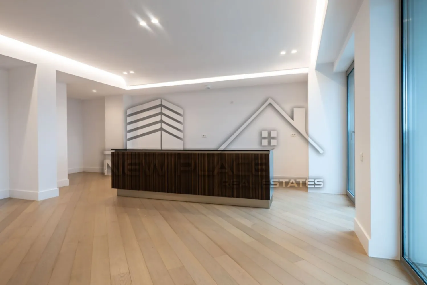 CORTINA 126 | Apt exclusivist | 410,000+TVA | Terasa 20 mp | ULTRA LUX - New Place Real Estate Company va propune spre vanzare un apartament exclusivist situat in Ansamblul residential CORTINA 126, un complex rezidential premium, localizat in zona de Nord a capitalei - Iancu Nicolae.

Apartamentul este situat la Etajul 7, are o suprafata utila totala de 125.90 mp, fiind compus din: living cu dinning si bucatarie open space de 44.60 mp - bucataria fiind complet partial mobilata, un dormitor matrimonial cu zona de dressing de 14.90 mp si o baie proprie de 3.80 mp, un dormitor secundar de 14.50 mp, baie de serviciu de 3.50 mp, un birou de 10.30 mp, hol de 13.50 mp si o terasa de 20.80 mp.

Separat se poate achizitiona un loc de parcare la pretul de 25,000 Eur + TVA la Subsol -1 sau 18,000 Eur + TVA la Subsol -2.

CORTINA 126 este un Ansamblu rezidential care propune un concept de locuire exclusivist caracterizat prin finisaje si dotari high-end adaptate trendurilor pietei imobiliare din marile capitale ale lumii.

Conceptul de modern living inseamna sa te bucuri cat mai mult de timpul tau liber. Iar acest lucru incepe acasa. Pentru aceasta viziune Ansamblul Cortina 126 ia in calcul fiecare parametru al unui stil de viata exclusivist, de la finisajele si dotarile high-end pana la locatie si arhitectura.

Finisaje și dotări
- Fatada ventilata cu placi ceramice Florim
- Tamplarie din aluminiu Schuco cu geam tripan
- Climatizare LG cu control individual a temperaturii
- Usi de acces cu sistem de siguranta
- Control acces cu sistem videointerfon
- Usi interioare tip Filomuro
- Parchet din lemn cu incalzire in pardoseala
- Placari ceramice Florim
- Obiecte sanitare Daniel Rubinetterie
- Incalzire centralizata cu contorizare individuala
- Parcare subterana pe 3 niveluri
- Gradini si spatii verzi

Apartamentul se vinde nemobilat.

Pentru mai multe detalii sau oferte similare, nu ezitati sa ne contactati.

Aceasta oferta apartine New Place Real Estate Company.
