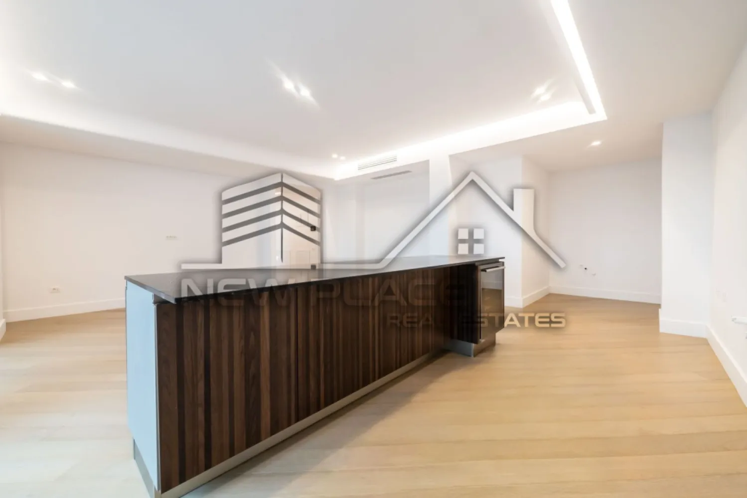 CORTINA 126 | Apt exclusivist | 410,000+TVA | Terasa 20 mp | ULTRA LUX - New Place Real Estate Company va propune spre vanzare un apartament exclusivist situat in Ansamblul residential CORTINA 126, un complex rezidential premium, localizat in zona de Nord a capitalei - Iancu Nicolae.

Apartamentul este situat la Etajul 7, are o suprafata utila totala de 125.90 mp, fiind compus din: living cu dinning si bucatarie open space de 44.60 mp - bucataria fiind complet partial mobilata, un dormitor matrimonial cu zona de dressing de 14.90 mp si o baie proprie de 3.80 mp, un dormitor secundar de 14.50 mp, baie de serviciu de 3.50 mp, un birou de 10.30 mp, hol de 13.50 mp si o terasa de 20.80 mp.

Separat se poate achizitiona un loc de parcare la pretul de 25,000 Eur + TVA la Subsol -1 sau 18,000 Eur + TVA la Subsol -2.

CORTINA 126 este un Ansamblu rezidential care propune un concept de locuire exclusivist caracterizat prin finisaje si dotari high-end adaptate trendurilor pietei imobiliare din marile capitale ale lumii.

Conceptul de modern living inseamna sa te bucuri cat mai mult de timpul tau liber. Iar acest lucru incepe acasa. Pentru aceasta viziune Ansamblul Cortina 126 ia in calcul fiecare parametru al unui stil de viata exclusivist, de la finisajele si dotarile high-end pana la locatie si arhitectura.

Finisaje și dotări
- Fatada ventilata cu placi ceramice Florim
- Tamplarie din aluminiu Schuco cu geam tripan
- Climatizare LG cu control individual a temperaturii
- Usi de acces cu sistem de siguranta
- Control acces cu sistem videointerfon
- Usi interioare tip Filomuro
- Parchet din lemn cu incalzire in pardoseala
- Placari ceramice Florim
- Obiecte sanitare Daniel Rubinetterie
- Incalzire centralizata cu contorizare individuala
- Parcare subterana pe 3 niveluri
- Gradini si spatii verzi

Apartamentul se vinde nemobilat.

Pentru mai multe detalii sau oferte similare, nu ezitati sa ne contactati.

Aceasta oferta apartine New Place Real Estate Company.