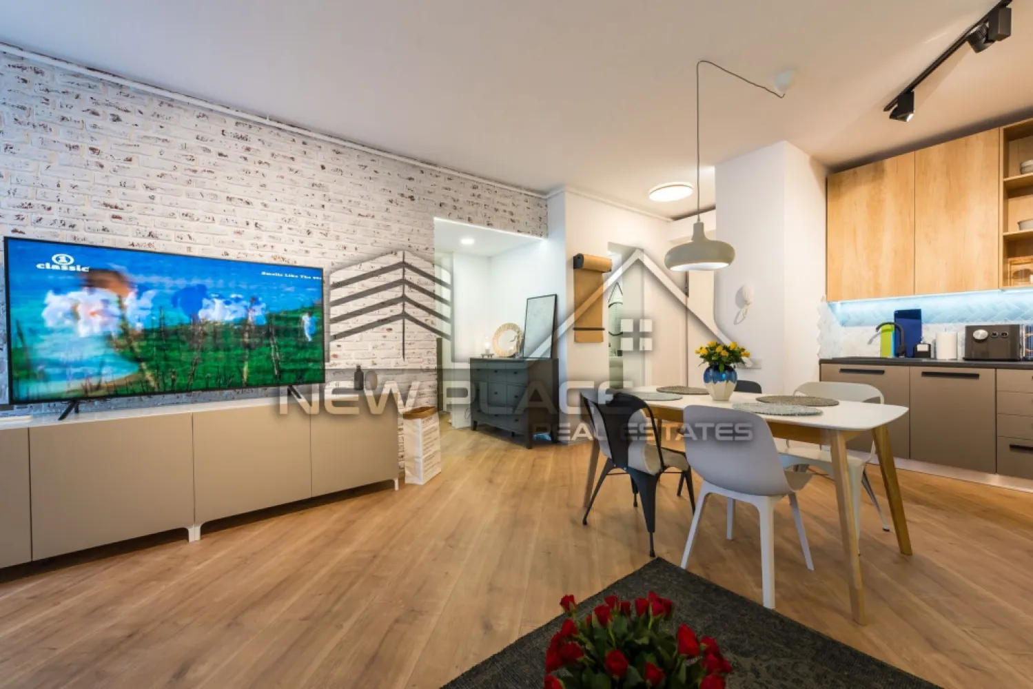 [VIDEO] 4City North | Apartament exclusivist | Vedere curtea interioara | Lux - ✅Pentru o perspectiva mai buna asupra Apartamentului, va invitam sa vizionati Video-ul de prezentare✅

New Place Real Estate Company va propune spre vanzare un apartament intr-un ansamblu rezidential nou - 4City North, cu o arhitectura moderna si eleganta, cu spatii verzi si gradini private - o curte interioara splendida, extrem de generoasa si sigura, loc de joaca si de plimbare, cu finisaje de top si o calitate excelenta a constructiei.

Apartamentul este situat la Etajul 5, are o suprafata construita de 84.81 mp si o suprafata utila totala de 69.69 mp, fiind compus din: living cu bucatarie open space de 34.20 mp, 2 dormitoare cu suprafete de 11.84 mp si 11.48 mp, 2 bai cu suprafete de 4.85 mp si 2.61 mp, si un balcon de 4.91 mp.

Apartamentul dispune si de un loc de parcare disponibil in parcarea supraterana a Ansamblului, care se poate achizitiona separat la pretul de 8,000 Eur.

Ansamblul 4City va propune o evadare din aglomeratia Bucurestiului intr-un loc in care confortul si siguranta se disting, in armonie cu vibratia nebuna a capitalei.

Finisajele si dotarile sunt de cea mai buna calitate si anume:
- Centrala termica proprie;
- Unitate aer conditionat;
- Parchet laminat (grosime 8 mm) in living si dormitoare;
- Gresie si faianta premium in bai, bucatarii si holuri;
- Obiecte sanitare premium;
- Tamplarie exterioara termopan PVC;
- Lifturi silentioase premium;
- Interfon;
- Contoare individuale pentru utilitati.

Ansamblul 4City North dispune de o localizare excelenta, fiind situat in Nordul Bucurestiului - Pipera, la cativa pasi de Lacul Saulei, in inima cartierului de business, intr-o zona linistita si sigura, cu acces direct la mall, benzinarii, gym, pool, restaurant, scoli si gradinite.

Pentru mai multe detalii sau oferte similare, nu ezitati sa ne contactati.

Aceasta oferta apartine New Place Real Estate Company.