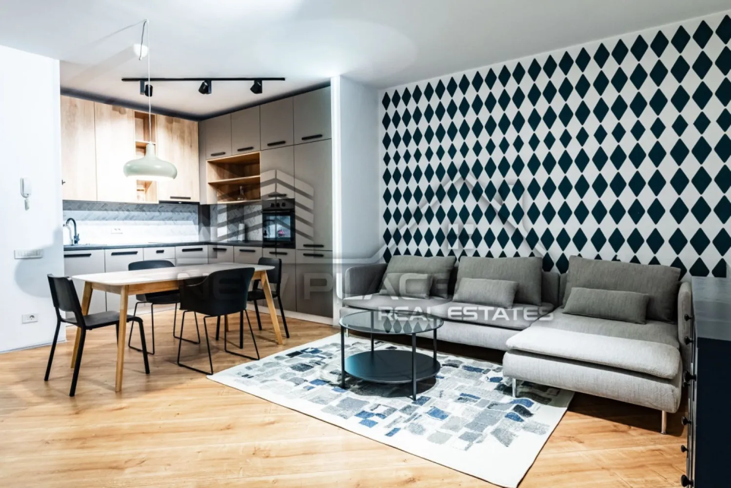 [VIDEO] 4City North | Apartament exclusivist | Vedere curtea interioara | Lux - ✅Pentru o perspectiva mai buna asupra Apartamentului, va invitam sa vizionati Video-ul de prezentare✅

New Place Real Estate Company va propune spre vanzare un apartament intr-un ansamblu rezidential nou - 4City North, cu o arhitectura moderna si eleganta, cu spatii verzi si gradini private - o curte interioara splendida, extrem de generoasa si sigura, loc de joaca si de plimbare, cu finisaje de top si o calitate excelenta a constructiei.

Apartamentul este situat la Etajul 5, are o suprafata construita de 84.81 mp si o suprafata utila totala de 69.69 mp, fiind compus din: living cu bucatarie open space de 34.20 mp, 2 dormitoare cu suprafete de 11.84 mp si 11.48 mp, 2 bai cu suprafete de 4.85 mp si 2.61 mp, si un balcon de 4.91 mp.

Apartamentul dispune si de un loc de parcare disponibil in parcarea supraterana a Ansamblului, care se poate achizitiona separat la pretul de 8,000 Eur.

Ansamblul 4City va propune o evadare din aglomeratia Bucurestiului intr-un loc in care confortul si siguranta se disting, in armonie cu vibratia nebuna a capitalei.

Finisajele si dotarile sunt de cea mai buna calitate si anume:
- Centrala termica proprie;
- Unitate aer conditionat;
- Parchet laminat (grosime 8 mm) in living si dormitoare;
- Gresie si faianta premium in bai, bucatarii si holuri;
- Obiecte sanitare premium;
- Tamplarie exterioara termopan PVC;
- Lifturi silentioase premium;
- Interfon;
- Contoare individuale pentru utilitati.

Ansamblul 4City North dispune de o localizare excelenta, fiind situat in Nordul Bucurestiului - Pipera, la cativa pasi de Lacul Saulei, in inima cartierului de business, intr-o zona linistita si sigura, cu acces direct la mall, benzinarii, gym, pool, restaurant, scoli si gradinite.

Pentru mai multe detalii sau oferte similare, nu ezitati sa ne contactati.

Aceasta oferta apartine New Place Real Estate Company.