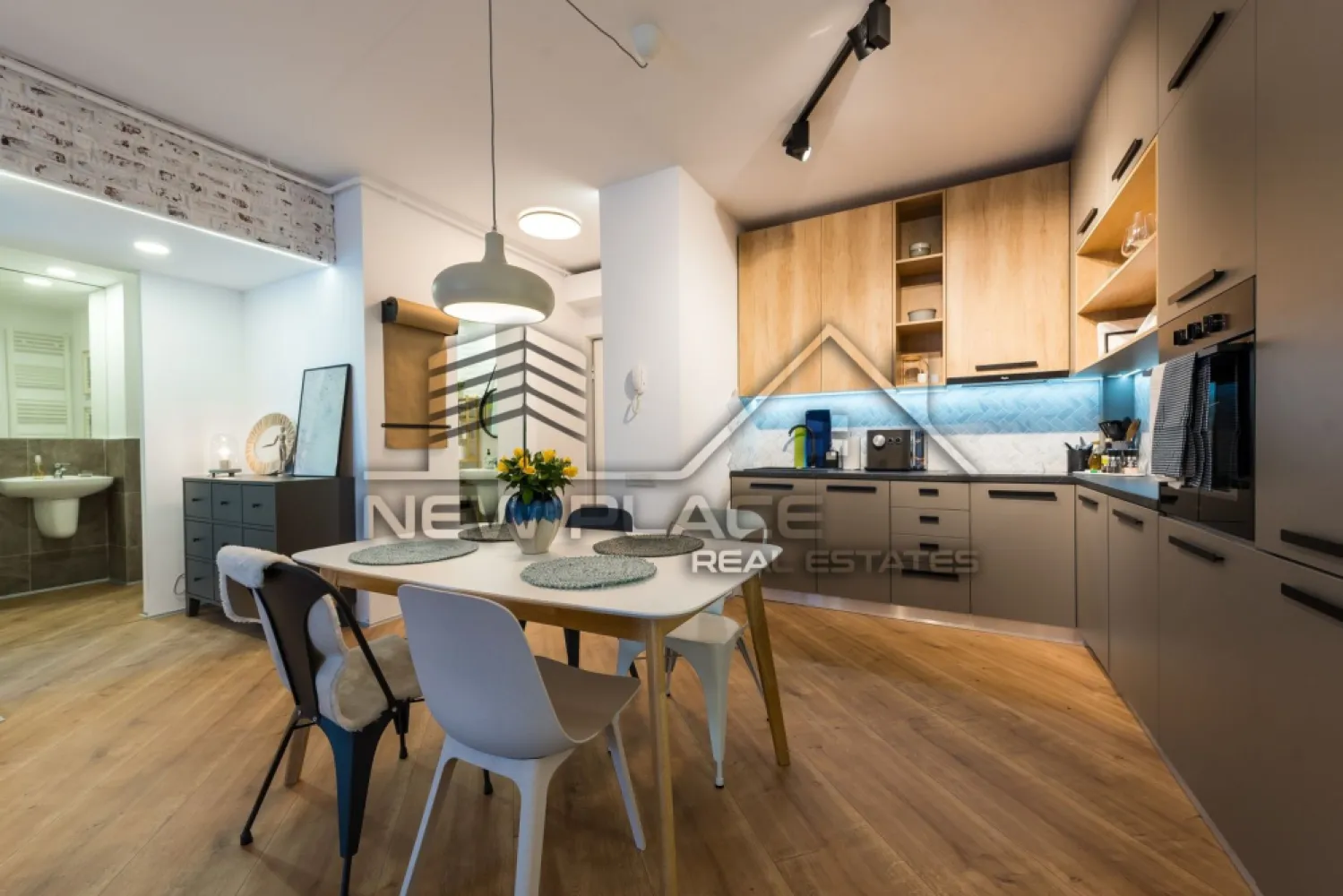 [VIDEO] 4City North | Apartament exclusivist | Vedere curtea interioara | Lux - ✅Pentru o perspectiva mai buna asupra Apartamentului, va invitam sa vizionati Video-ul de prezentare✅

New Place Real Estate Company va propune spre vanzare un apartament intr-un ansamblu rezidential nou - 4City North, cu o arhitectura moderna si eleganta, cu spatii verzi si gradini private - o curte interioara splendida, extrem de generoasa si sigura, loc de joaca si de plimbare, cu finisaje de top si o calitate excelenta a constructiei.

Apartamentul este situat la Etajul 5, are o suprafata construita de 84.81 mp si o suprafata utila totala de 69.69 mp, fiind compus din: living cu bucatarie open space de 34.20 mp, 2 dormitoare cu suprafete de 11.84 mp si 11.48 mp, 2 bai cu suprafete de 4.85 mp si 2.61 mp, si un balcon de 4.91 mp.

Apartamentul dispune si de un loc de parcare disponibil in parcarea supraterana a Ansamblului, care se poate achizitiona separat la pretul de 8,000 Eur.

Ansamblul 4City va propune o evadare din aglomeratia Bucurestiului intr-un loc in care confortul si siguranta se disting, in armonie cu vibratia nebuna a capitalei.

Finisajele si dotarile sunt de cea mai buna calitate si anume:
- Centrala termica proprie;
- Unitate aer conditionat;
- Parchet laminat (grosime 8 mm) in living si dormitoare;
- Gresie si faianta premium in bai, bucatarii si holuri;
- Obiecte sanitare premium;
- Tamplarie exterioara termopan PVC;
- Lifturi silentioase premium;
- Interfon;
- Contoare individuale pentru utilitati.

Ansamblul 4City North dispune de o localizare excelenta, fiind situat in Nordul Bucurestiului - Pipera, la cativa pasi de Lacul Saulei, in inima cartierului de business, intr-o zona linistita si sigura, cu acces direct la mall, benzinarii, gym, pool, restaurant, scoli si gradinite.

Pentru mai multe detalii sau oferte similare, nu ezitati sa ne contactati.

Aceasta oferta apartine New Place Real Estate Company.