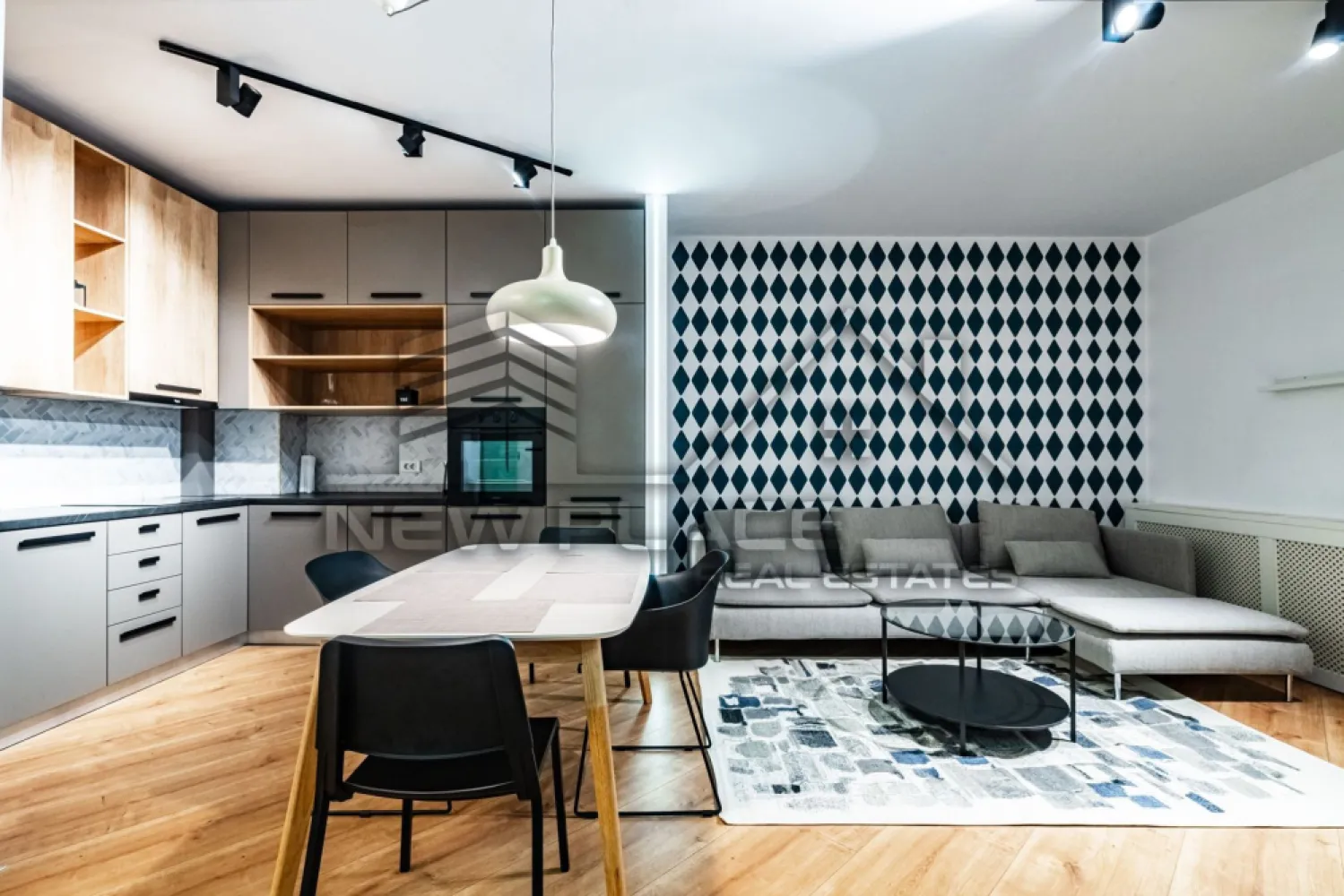 [VIDEO] 4City North | Apartament exclusivist | Vedere curtea interioara | Lux - ✅Pentru o perspectiva mai buna asupra Apartamentului, va invitam sa vizionati Video-ul de prezentare✅

New Place Real Estate Company va propune spre vanzare un apartament intr-un ansamblu rezidential nou - 4City North, cu o arhitectura moderna si eleganta, cu spatii verzi si gradini private - o curte interioara splendida, extrem de generoasa si sigura, loc de joaca si de plimbare, cu finisaje de top si o calitate excelenta a constructiei.

Apartamentul este situat la Etajul 5, are o suprafata construita de 84.81 mp si o suprafata utila totala de 69.69 mp, fiind compus din: living cu bucatarie open space de 34.20 mp, 2 dormitoare cu suprafete de 11.84 mp si 11.48 mp, 2 bai cu suprafete de 4.85 mp si 2.61 mp, si un balcon de 4.91 mp.

Apartamentul dispune si de un loc de parcare disponibil in parcarea supraterana a Ansamblului, care se poate achizitiona separat la pretul de 8,000 Eur.

Ansamblul 4City va propune o evadare din aglomeratia Bucurestiului intr-un loc in care confortul si siguranta se disting, in armonie cu vibratia nebuna a capitalei.

Finisajele si dotarile sunt de cea mai buna calitate si anume:
- Centrala termica proprie;
- Unitate aer conditionat;
- Parchet laminat (grosime 8 mm) in living si dormitoare;
- Gresie si faianta premium in bai, bucatarii si holuri;
- Obiecte sanitare premium;
- Tamplarie exterioara termopan PVC;
- Lifturi silentioase premium;
- Interfon;
- Contoare individuale pentru utilitati.

Ansamblul 4City North dispune de o localizare excelenta, fiind situat in Nordul Bucurestiului - Pipera, la cativa pasi de Lacul Saulei, in inima cartierului de business, intr-o zona linistita si sigura, cu acces direct la mall, benzinarii, gym, pool, restaurant, scoli si gradinite.

Pentru mai multe detalii sau oferte similare, nu ezitati sa ne contactati.

Aceasta oferta apartine New Place Real Estate Company.