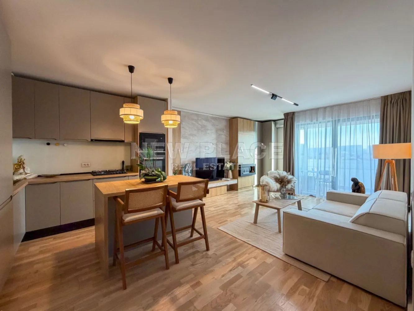 [VIDEO] Apartament exclusivist | Vedere libera | Ultra Lux - ✅Pentru o perspectiva mai buna asupra Apartamentului, va invitam sa vizionati Video-ul de prezentare✅

New Place Real Estate Company va propune spre vanzare un apartament deosebit, situat in zona Aviatiei/Floreasca, intr un bloc nou din 2021, in proximitatea unor puncte de interes, ca: parcuri, birouri, centre comerciale, scoli, gradinite, restaurante sau sali de sport.

Apartamentul este situat la etajul 4, are view liber, cu orientare spre Vest, si are o suprafata utila totala 55,96 mp, decomandat, format din: living si bucatarie open space de 28,60 mp, dormitor de 13.30 mp, baie de 4.60 mp,dressing de 4.50 mp si balcon de 4,96 mp.

Rafinamentul deosebit, designul modern, spatiul generos si confortul sunt doar cateva dintre lucrurile pe care le gasesti mereu aici. Ansamblul isi face prezenta vizibil printr-un design modern al materialelor din aluminiu si sticla laminata. Cu terase deschise, balcoane spatioase cu balustrade din geamuri securizate si ascensoare tip duplex, privelistea devine un atu al etajelor superioare.

Finisaje exterioare: material fatada cladire din aluminiu si sticla (LOW E) Saint Gobain 4 Seasons, placaj fatada din material ceramic, portelan si lemn cu cleme aparente, izolatie fatada prin termosistem, ventilata si mix, balustrada din sticla laminata si securizata, ascensoare tip duplex Schindler, compartimentari exterioare din BCA YTONG.

Finisaje interioare: centrala proprie Buderus (cu boiler incorporat), incalzire prin pardoseala, tamplarie aluminiu cu geam termopan tripan, radiatoare Vogel & Noot, parchet triplustratificat din lemn natural, faianta si gresie(Made in Italy) Porcelanosa, bucatarie deschisa, complet mobilata, compartimentari interioare prin gipscarton Rigips/Siniat, obiecte sanitare Villeroy & Boch, baterii sanitare Kludi, prize si intrerupatoare Legrand-Bticino Matix, corpuri de iluminat Pelsan/Arlight.

Pentru mai multe detalii sau oferte similare, nu ezitati sa ne contactati.

Aceasta oferta apartine New Place Real Estate Company.