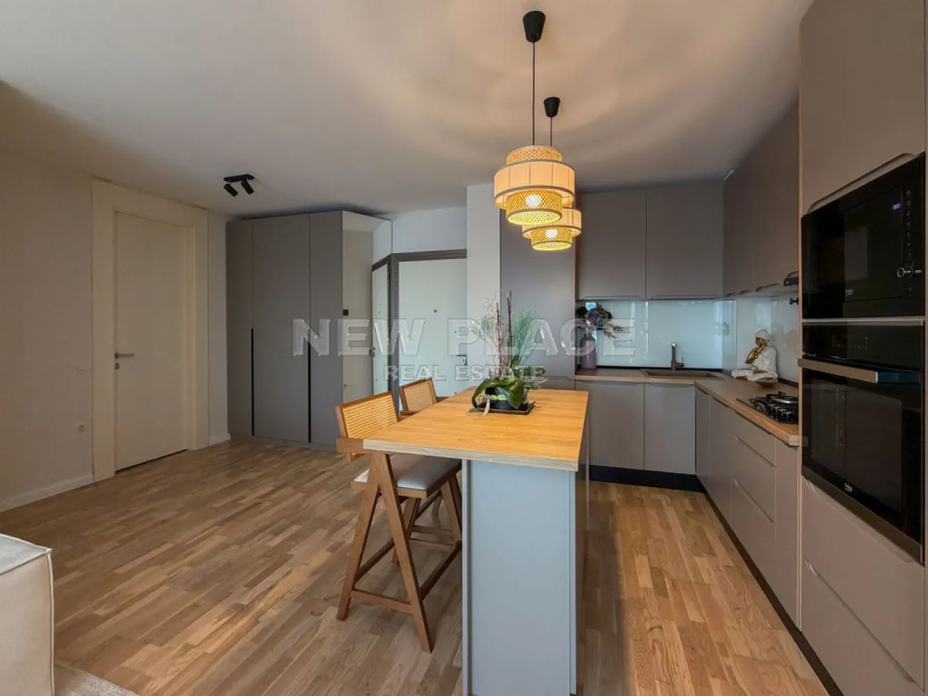 [VIDEO] Apartament exclusivist | Vedere libera | Ultra Lux - ✅Pentru o perspectiva mai buna asupra Apartamentului, va invitam sa vizionati Video-ul de prezentare✅

New Place Real Estate Company va propune spre vanzare un apartament deosebit, situat in zona Aviatiei/Floreasca, intr un bloc nou din 2021, in proximitatea unor puncte de interes, ca: parcuri, birouri, centre comerciale, scoli, gradinite, restaurante sau sali de sport.

Apartamentul este situat la etajul 4, are view liber, cu orientare spre Vest, si are o suprafata utila totala 55,96 mp, decomandat, format din: living si bucatarie open space de 28,60 mp, dormitor de 13.30 mp, baie de 4.60 mp,dressing de 4.50 mp si balcon de 4,96 mp.

Rafinamentul deosebit, designul modern, spatiul generos si confortul sunt doar cateva dintre lucrurile pe care le gasesti mereu aici. Ansamblul isi face prezenta vizibil printr-un design modern al materialelor din aluminiu si sticla laminata. Cu terase deschise, balcoane spatioase cu balustrade din geamuri securizate si ascensoare tip duplex, privelistea devine un atu al etajelor superioare.

Finisaje exterioare: material fatada cladire din aluminiu si sticla (LOW E) Saint Gobain 4 Seasons, placaj fatada din material ceramic, portelan si lemn cu cleme aparente, izolatie fatada prin termosistem, ventilata si mix, balustrada din sticla laminata si securizata, ascensoare tip duplex Schindler, compartimentari exterioare din BCA YTONG.

Finisaje interioare: centrala proprie Buderus (cu boiler incorporat), incalzire prin pardoseala, tamplarie aluminiu cu geam termopan tripan, radiatoare Vogel & Noot, parchet triplustratificat din lemn natural, faianta si gresie(Made in Italy) Porcelanosa, bucatarie deschisa, complet mobilata, compartimentari interioare prin gipscarton Rigips/Siniat, obiecte sanitare Villeroy & Boch, baterii sanitare Kludi, prize si intrerupatoare Legrand-Bticino Matix, corpuri de iluminat Pelsan/Arlight.

Pentru mai multe detalii sau oferte similare, nu ezitati sa ne contactati.

Aceasta oferta apartine New Place Real Estate Company.