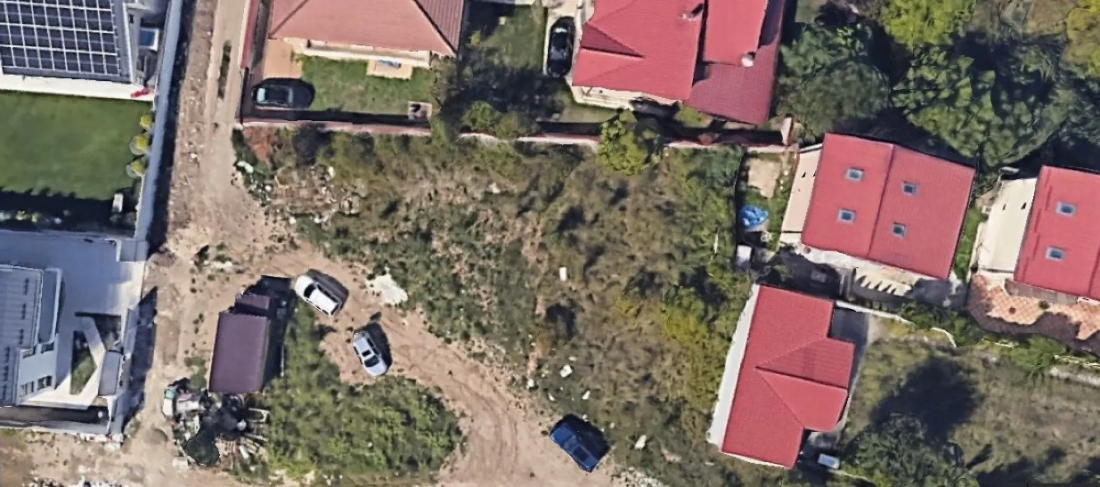 Drumul Potcoavei | Acte depuse pt autorizatie | 299,000+TVA |Zona vile - New Place Real Estate Company va propune spre vanzare un teren situat pe Str. Drumul Potcoavei cu o suprafata totala de 940 mp, avand o deschidere de 18,20 ml si o adancime de 46,08 ml. Suprafata neta este de 835 mp, iar drumul de servitute are o suprafata de 105 mp

Conform Certificatului de Urbanism avem:
- Categoria de folosinta: intravilan construibil
- Functionarea zonei: UTR L1 - subzona locuintelor individuale si colective mici
- Indicatori urbanistici: POT max = 40%, CUT maxim pentru inaltimi P+2E = 0,9 mp ADC/mp teren, CUT maxim pentru inaltimi P+2E = 1,3 mp ADC/mp teren
- Regimul de inaltime: Inaltimea maxima a cladirilor masurata la cornisa corespunzatoare unui regim de inaltime P+2E este de 10 metri.

Pentru mai multe detalii sau oferte similare, nu ezitati sa ne contactati.

Aceasta oferta apartine New Place Real Estate Company.