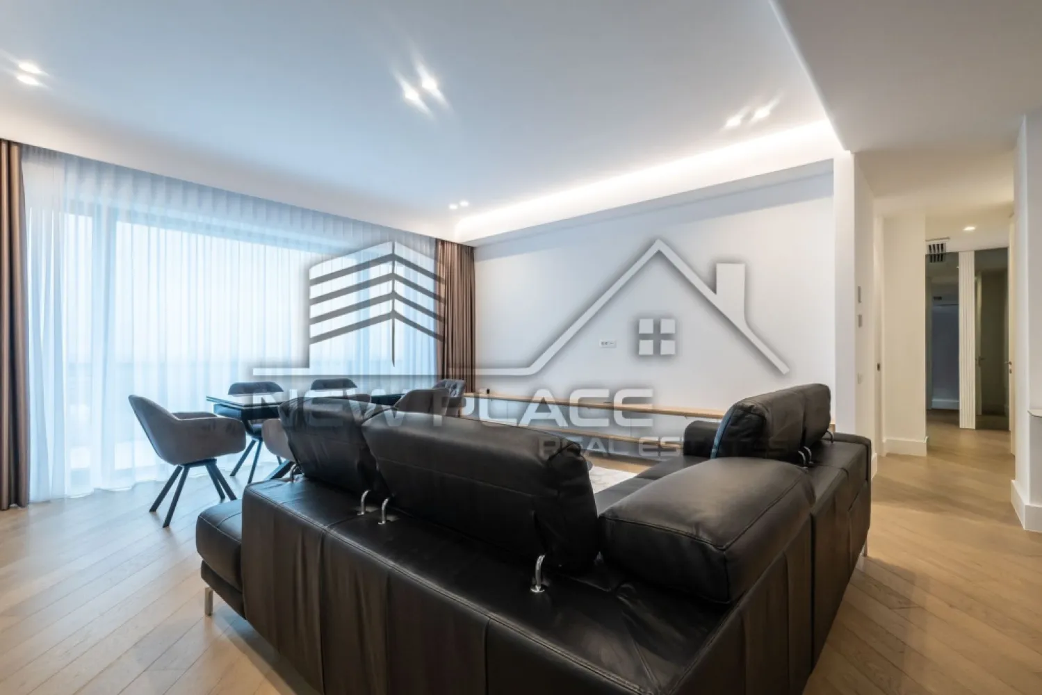 CORTINA 126 | Apartament exclusivist | Terasa 26 mp | View liber | ULTRA LUX - New Place Real Estate Company va propune spre vanzare un apartament exclusivist situat in Ansamblul residential CORTINA 126, un complex rezidential premium, localizat in zona de Nord a capitalei - Iancu Nicolae.

Apartamentul este situat la Etajul 8, are o suprafata utila totala de 127.00 mp, fiind compus din: living cu dining si bucatarie open space de 46.90 mp - bucataria fiind complet utilata si mobilata, un dormitor matrimonial cu zona de dressing de 23.60 mp si o baie proprie de 4.80 mp, un dormitor secundar de 16.30 mp, baie de serviciu de 3.90 mp, doua holuri de 3.10 mp respectiv 2.606 mp si o terasa de 25.80 mp.

CORTINA 126 este un Ansamblu rezidential care propune un concept de locuire exclusivist caracterizat prin finisaje si dotari high-end adaptate trendurilor pietei imobiliare din marile capitale ale lumii.

Conceptul de modern living inseamna sa te bucuri cat mai mult de timpul tau liber. Iar acest lucru incepe acasa. Pentru aceasta viziune Ansamblul Cortina 126 ia in calcul fiecare parametru al unui stil de viata exclusivist, de la finisajele si dotarile high-end pana la locatie si arhitectura.

Finisaje și dotări
- Fatada ventilata cu placi ceramice Florim
- Tamplarie din aluminiu Schuco cu geam tripan
- Climatizare LG cu control individual a temperaturii
- Usi de acces cu sistem de siguranta
- Control acces cu sistem videointerfon
- Usi interioare tip Filomuro
- Parchet din lemn cu incalzire in pardoseala
- Placari ceramice Florim
- Obiecte sanitare Daniel Rubinetterie
- Incalzire centralizata cu contorizare individuala
- Parcare subterana pe 3 niveluri
- Gradini si spatii verzi

Pentru mai multe detalii sau oferte similare, nu ezitati sa ne contactati.

Aceasta oferta apartine New Place Real Estate Company.