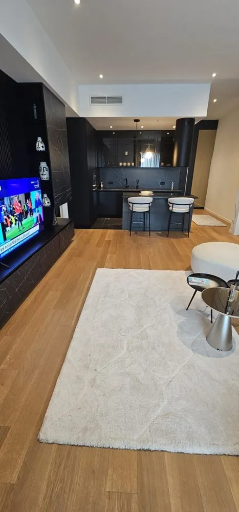 One Verdi Park | Apt exclusivist | 450,000+TVA | View liber | Lux - New Place Real Estate Company va propune spre vanzare un apartament deosebit, situat intr-un imobil rezidential din zona Floreasca - One Verdi Park.

Apartamentul este situat la Etajul 7, are o suprafata utila totala de 100.50 mp si este compus din: living de 27.30 mp, bucatarie open space de 6.50 mp, un dormitor matrimonial de 18.20 mp, cu o baie proprie de 7.80 mp, un dormitor secundar de 12.20 mp, o baie de serviciu de 4.60 mp, un hol de 5,50 mp si balcon de 6.90 mp.

Separat se poate achizitiona si un loc de parcare disponibil in parcarea subterana a Ansamblului la pretul de 25,000 Eur + TVA.

Amplasat in partea de Nord a Bucurestiului, la doar cativa pasi distanta fata de parcul cu acelasi nume, One Verdi Park este format din doua dintre cele mai inalte turnuri rezidentiale din Bucuresti, ce au o vedere panoramica atat asupra Lacului Tei, cat si asupra Lacului Floreasca.

Atat apartamentul cat si spatiile comune ale intregului imobil beneficiaza de finisaje de calitate superioara de lux.

Pentru mai multe detalii, nu ezitati sa ne contactati.

Aceasta oferta apartine New Place Real Estate Company.