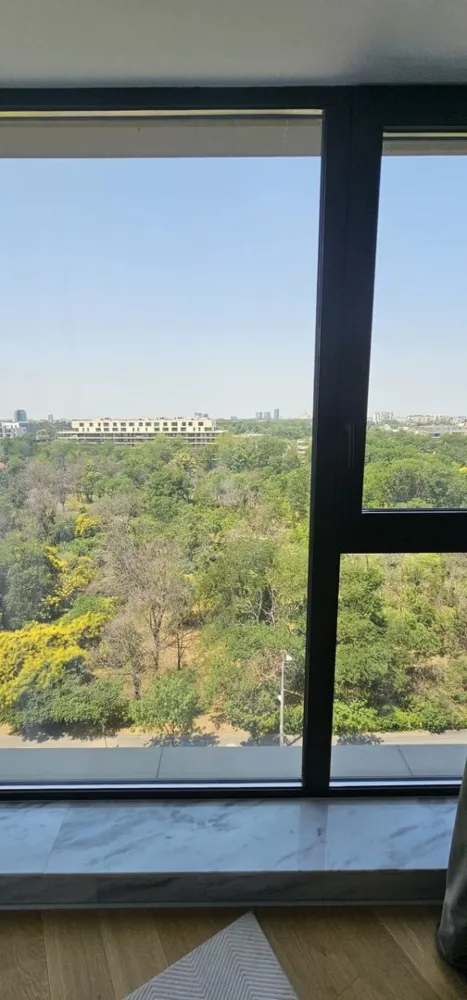 One Verdi Park | Apt exclusivist | 450,000+TVA | View liber | Lux - New Place Real Estate Company va propune spre vanzare un apartament deosebit, situat intr-un imobil rezidential din zona Floreasca - One Verdi Park.

Apartamentul este situat la Etajul 7, are o suprafata utila totala de 100.50 mp si este compus din: living de 27.30 mp, bucatarie open space de 6.50 mp, un dormitor matrimonial de 18.20 mp, cu o baie proprie de 7.80 mp, un dormitor secundar de 12.20 mp, o baie de serviciu de 4.60 mp, un hol de 5,50 mp si balcon de 6.90 mp.

Separat se poate achizitiona si un loc de parcare disponibil in parcarea subterana a Ansamblului la pretul de 25,000 Eur + TVA.

Amplasat in partea de Nord a Bucurestiului, la doar cativa pasi distanta fata de parcul cu acelasi nume, One Verdi Park este format din doua dintre cele mai inalte turnuri rezidentiale din Bucuresti, ce au o vedere panoramica atat asupra Lacului Tei, cat si asupra Lacului Floreasca.

Atat apartamentul cat si spatiile comune ale intregului imobil beneficiaza de finisaje de calitate superioara de lux.

Pentru mai multe detalii, nu ezitati sa ne contactati.

Aceasta oferta apartine New Place Real Estate Company.