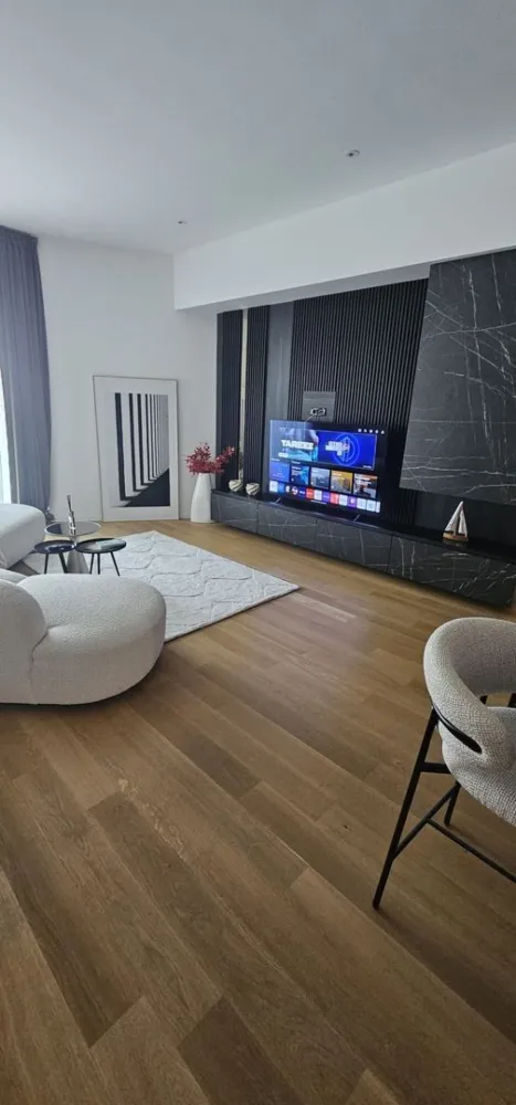One Verdi Park | Apt exclusivist | 450,000+TVA | View liber | Lux - New Place Real Estate Company va propune spre vanzare un apartament deosebit, situat intr-un imobil rezidential din zona Floreasca - One Verdi Park.

Apartamentul este situat la Etajul 7, are o suprafata utila totala de 100.50 mp si este compus din: living de 27.30 mp, bucatarie open space de 6.50 mp, un dormitor matrimonial de 18.20 mp, cu o baie proprie de 7.80 mp, un dormitor secundar de 12.20 mp, o baie de serviciu de 4.60 mp, un hol de 5,50 mp si balcon de 6.90 mp.

Separat se poate achizitiona si un loc de parcare disponibil in parcarea subterana a Ansamblului la pretul de 25,000 Eur + TVA.

Amplasat in partea de Nord a Bucurestiului, la doar cativa pasi distanta fata de parcul cu acelasi nume, One Verdi Park este format din doua dintre cele mai inalte turnuri rezidentiale din Bucuresti, ce au o vedere panoramica atat asupra Lacului Tei, cat si asupra Lacului Floreasca.

Atat apartamentul cat si spatiile comune ale intregului imobil beneficiaza de finisaje de calitate superioara de lux.

Pentru mai multe detalii, nu ezitati sa ne contactati.

Aceasta oferta apartine New Place Real Estate Company.