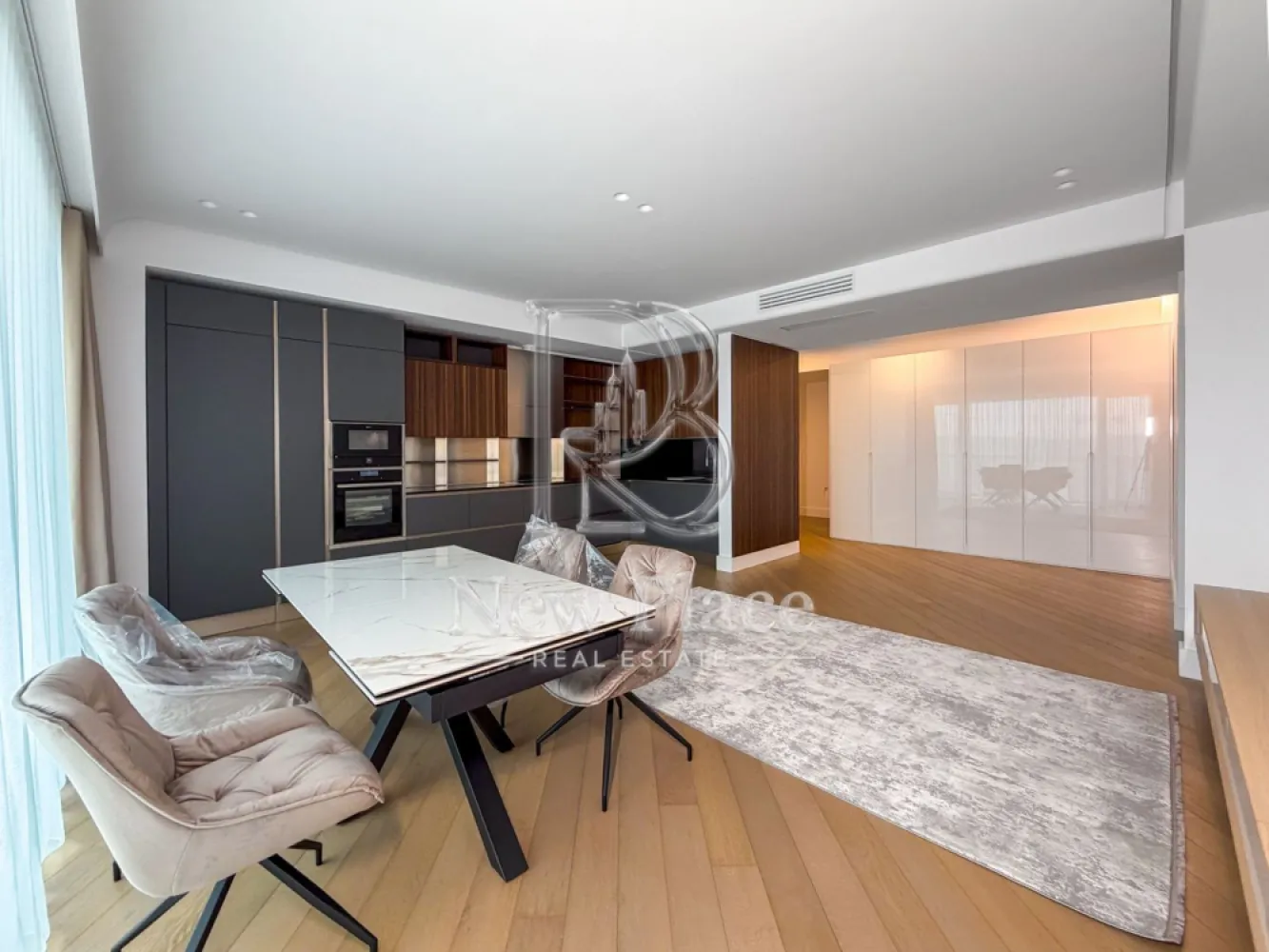 CORTINA 126 | Apartament exclusivist | Terasa 25 mp | ULTRA LUX - New Place Real Estate Company va propune spre vanzare un apartament exclusivist situat in Ansamblul residential CORTINA 126, un complex rezidential premium, localizat in zona de Nord a capitalei - Iancu Nicolae.

Apartamentul este situat la Etajul 7, are o suprafata utila totala de 127.00 mp, fiind compus din: living cu dinning si bucatarie open space de 46.90 mp - bucataria fiind complet mobilata, un dormitor matrimonial cu zona de dressing de 23.70 mp si o baie proprie de 4.60 mp, un dormitor secundar de 16.40 mp, baie de serviciu de 4.00 mp, 2 holuri de 2.80 mp respectiv 3.00 mp si o terasa de 25.40 mp.

Separat se poate achizitiona un loc de parcare la pretul de 25,000 Eur + TVA la Subsol -1 sau 18,000 Eur + TVA la Subsol -2.

CORTINA 126 este un Ansamblu rezidential care propune un concept de locuire exclusivist caracterizat prin finisaje si dotari high-end adaptate trendurilor pietei imobiliare din marile capitale ale lumii.

Conceptul de modern living inseamna sa te bucuri cat mai mult de timpul tau liber. Iar acest lucru incepe acasa. Pentru aceasta viziune Ansamblul Cortina 126 ia in calcul fiecare parametru al unui stil de viata exclusivist, de la finisajele si dotarile high-end pana la locatie si arhitectura.

Finisaje și dotări
- Fatada ventilata cu placi ceramice Florim
- Tamplarie din aluminiu Schuco cu geam tripan
- Climatizare LG cu control individual a temperaturii
- Usi de acces cu sistem de siguranta
- Control acces cu sistem videointerfon
- Usi interioare tip Filomuro
- Parchet din lemn cu incalzire in pardoseala
- Placari ceramice Florim
- Obiecte sanitare Daniel Rubinetterie
- Incalzire centralizata cu contorizare individuala
- Parcare subterana pe 3 niveluri
- Gradini si spatii verzi

Pentru mai multe detalii sau oferte similare, nu ezitati sa ne contactati.

Aceasta oferta apartine New Place Real Estate Company.