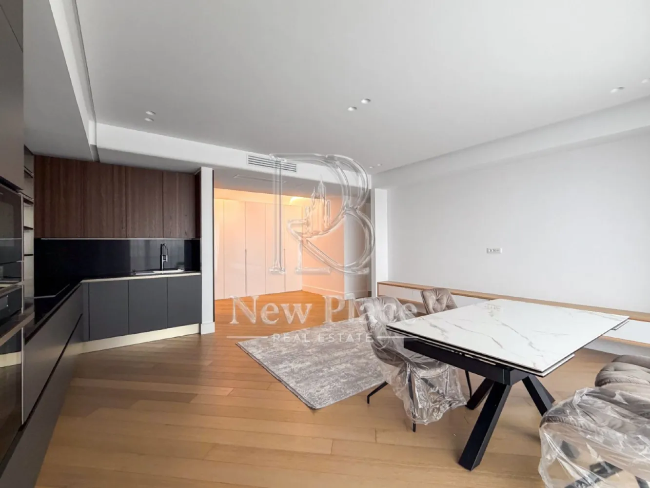 CORTINA 126 | Apartament exclusivist | Terasa 25 mp | ULTRA LUX - New Place Real Estate Company va propune spre vanzare un apartament exclusivist situat in Ansamblul residential CORTINA 126, un complex rezidential premium, localizat in zona de Nord a capitalei - Iancu Nicolae.

Apartamentul este situat la Etajul 7, are o suprafata utila totala de 127.00 mp, fiind compus din: living cu dinning si bucatarie open space de 46.90 mp - bucataria fiind complet mobilata, un dormitor matrimonial cu zona de dressing de 23.70 mp si o baie proprie de 4.60 mp, un dormitor secundar de 16.40 mp, baie de serviciu de 4.00 mp, 2 holuri de 2.80 mp respectiv 3.00 mp si o terasa de 25.40 mp.

Separat se poate achizitiona un loc de parcare la pretul de 25,000 Eur + TVA la Subsol -1 sau 18,000 Eur + TVA la Subsol -2.

CORTINA 126 este un Ansamblu rezidential care propune un concept de locuire exclusivist caracterizat prin finisaje si dotari high-end adaptate trendurilor pietei imobiliare din marile capitale ale lumii.

Conceptul de modern living inseamna sa te bucuri cat mai mult de timpul tau liber. Iar acest lucru incepe acasa. Pentru aceasta viziune Ansamblul Cortina 126 ia in calcul fiecare parametru al unui stil de viata exclusivist, de la finisajele si dotarile high-end pana la locatie si arhitectura.

Finisaje și dotări
- Fatada ventilata cu placi ceramice Florim
- Tamplarie din aluminiu Schuco cu geam tripan
- Climatizare LG cu control individual a temperaturii
- Usi de acces cu sistem de siguranta
- Control acces cu sistem videointerfon
- Usi interioare tip Filomuro
- Parchet din lemn cu incalzire in pardoseala
- Placari ceramice Florim
- Obiecte sanitare Daniel Rubinetterie
- Incalzire centralizata cu contorizare individuala
- Parcare subterana pe 3 niveluri
- Gradini si spatii verzi

Pentru mai multe detalii sau oferte similare, nu ezitati sa ne contactati.

Aceasta oferta apartine New Place Real Estate Company.