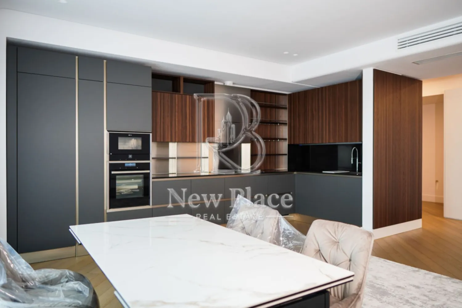 CORTINA 126 | Apartament exclusivist | Terasa 25 mp | ULTRA LUX - New Place Real Estate Company va propune spre vanzare un apartament exclusivist situat in Ansamblul residential CORTINA 126, un complex rezidential premium, localizat in zona de Nord a capitalei - Iancu Nicolae.

Apartamentul este situat la Etajul 7, are o suprafata utila totala de 127.00 mp, fiind compus din: living cu dinning si bucatarie open space de 46.90 mp - bucataria fiind complet mobilata, un dormitor matrimonial cu zona de dressing de 23.70 mp si o baie proprie de 4.60 mp, un dormitor secundar de 16.40 mp, baie de serviciu de 4.00 mp, 2 holuri de 2.80 mp respectiv 3.00 mp si o terasa de 25.40 mp.

Separat se poate achizitiona un loc de parcare la pretul de 25,000 Eur + TVA la Subsol -1 sau 18,000 Eur + TVA la Subsol -2.

CORTINA 126 este un Ansamblu rezidential care propune un concept de locuire exclusivist caracterizat prin finisaje si dotari high-end adaptate trendurilor pietei imobiliare din marile capitale ale lumii.

Conceptul de modern living inseamna sa te bucuri cat mai mult de timpul tau liber. Iar acest lucru incepe acasa. Pentru aceasta viziune Ansamblul Cortina 126 ia in calcul fiecare parametru al unui stil de viata exclusivist, de la finisajele si dotarile high-end pana la locatie si arhitectura.

Finisaje și dotări
- Fatada ventilata cu placi ceramice Florim
- Tamplarie din aluminiu Schuco cu geam tripan
- Climatizare LG cu control individual a temperaturii
- Usi de acces cu sistem de siguranta
- Control acces cu sistem videointerfon
- Usi interioare tip Filomuro
- Parchet din lemn cu incalzire in pardoseala
- Placari ceramice Florim
- Obiecte sanitare Daniel Rubinetterie
- Incalzire centralizata cu contorizare individuala
- Parcare subterana pe 3 niveluri
- Gradini si spatii verzi

Pentru mai multe detalii sau oferte similare, nu ezitati sa ne contactati.

Aceasta oferta apartine New Place Real Estate Company.
