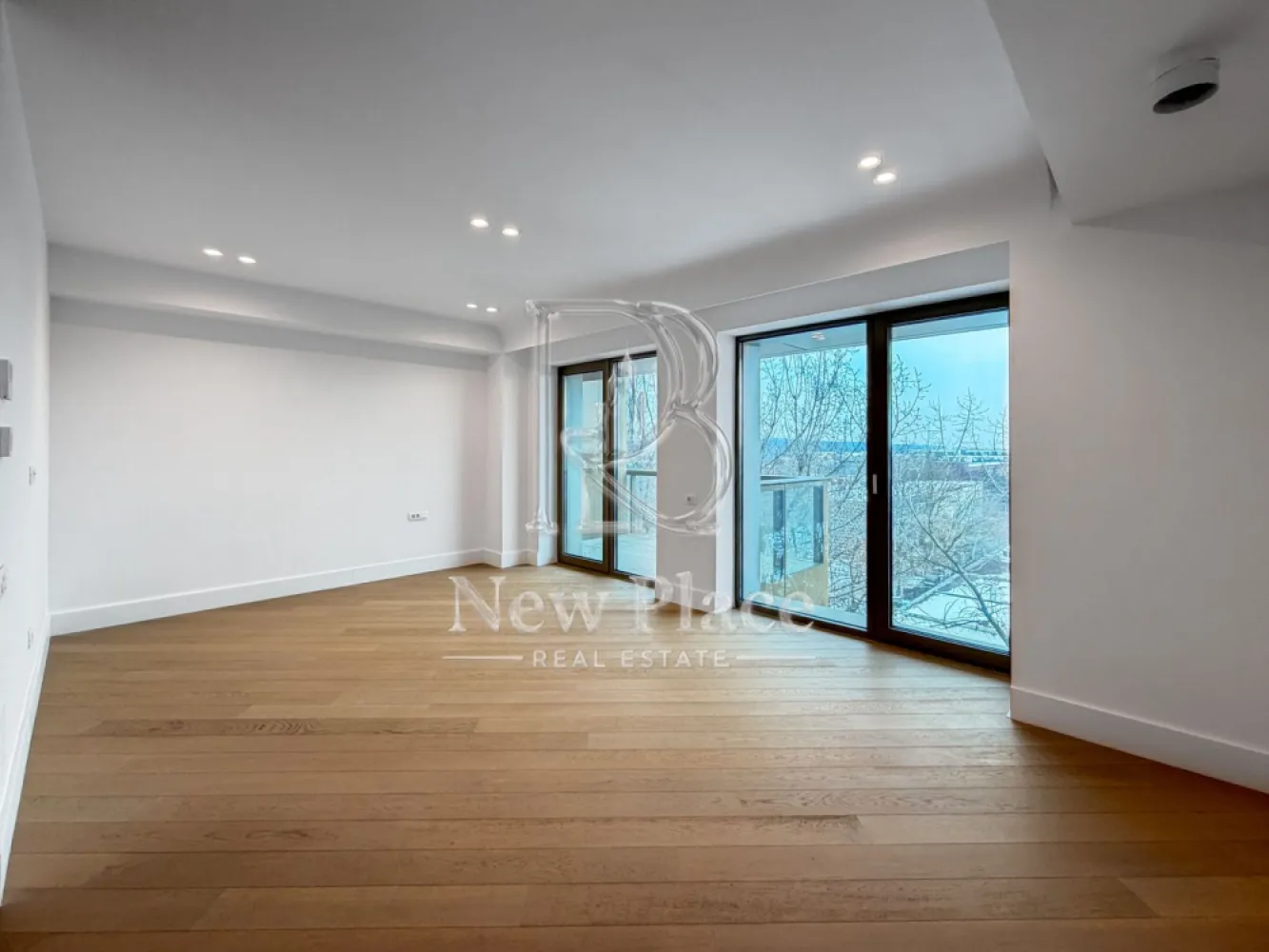 [VIDEO] CORTINA 126 | View liber | 2,900 Eur/Mpc | Ultra LUX - ✅Pentru o perspectiva mai buna asupra Studioului, va invitam sa vizionati Video-ul de prezentare✅

New Place Real Estate Company va propune spre vanzare un studio deosebit situat in Ansamblul residential CORTINA 126, un complex rezidential premium, localizat in zona de Nord a capitalei - Iancu Nicolae.

Studioul este situat la Etajul 5, are o suprafata utila totala de 44.7 mp, fiind compus din: living cu bucatarie open space cu o suprafata de 33.6 mp, baie cu o suprafata de 4.8 mp si un balcon cu o suprafata de 6.3 mp.

CORTINA 126 este un Ansamblu rezidential care propune un concept de locuire exclusivist caracterizat prin finisaje si dotari high-end adaptate trendurilor pietei imobiliare din marile capitale ale lumii.

Conceptul de modern living inseamna sa te bucuri cat mai mult de timpul tau liber. Iar acest lucru incepe acasa. Pentru aceasta viziune Ansamblul Cortina 126 ia in calcul fiecare parametru al unui stil de viata exclusivist, de la finisajele si dotarile high-end pana la locatie si arhitectura.

Finisaje și dotări
- Fatada ventilata cu placi ceramice Florim
- Tamplarie din aluminiu Schuco cu geam tripan
- Climatizare LG cu control individual a temperaturii
- Usi de acces cu sistem de siguranta
- Control acces cu sistem videointerfon
- Usi interioare tip Filomuro
- Parchet din lemn cu incalzire in pardoseala
- Placari ceramice Florim
- Obiecte sanitare Daniel Rubinetterie
- Incalzire centralizata cu contorizare individuala
- Parcare subterana pe 3 niveluri
- Gradini si spatii verzi

Pentru mai multe detalii sau oferte similare, nu ezitati sa ne contactati.

Aceasta oferta apartine New Place Real Estate Company.