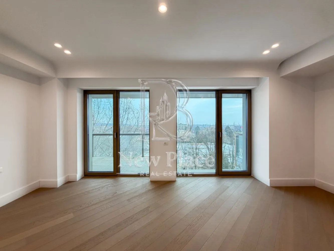 [VIDEO] CORTINA 126 | View liber | 2,900 Eur/Mpc | Ultra LUX - ✅Pentru o perspectiva mai buna asupra Studioului, va invitam sa vizionati Video-ul de prezentare✅

New Place Real Estate Company va propune spre vanzare un studio deosebit situat in Ansamblul residential CORTINA 126, un complex rezidential premium, localizat in zona de Nord a capitalei - Iancu Nicolae.

Studioul este situat la Etajul 5, are o suprafata utila totala de 44.7 mp, fiind compus din: living cu bucatarie open space cu o suprafata de 33.6 mp, baie cu o suprafata de 4.8 mp si un balcon cu o suprafata de 6.3 mp.

CORTINA 126 este un Ansamblu rezidential care propune un concept de locuire exclusivist caracterizat prin finisaje si dotari high-end adaptate trendurilor pietei imobiliare din marile capitale ale lumii.

Conceptul de modern living inseamna sa te bucuri cat mai mult de timpul tau liber. Iar acest lucru incepe acasa. Pentru aceasta viziune Ansamblul Cortina 126 ia in calcul fiecare parametru al unui stil de viata exclusivist, de la finisajele si dotarile high-end pana la locatie si arhitectura.

Finisaje și dotări
- Fatada ventilata cu placi ceramice Florim
- Tamplarie din aluminiu Schuco cu geam tripan
- Climatizare LG cu control individual a temperaturii
- Usi de acces cu sistem de siguranta
- Control acces cu sistem videointerfon
- Usi interioare tip Filomuro
- Parchet din lemn cu incalzire in pardoseala
- Placari ceramice Florim
- Obiecte sanitare Daniel Rubinetterie
- Incalzire centralizata cu contorizare individuala
- Parcare subterana pe 3 niveluri
- Gradini si spatii verzi

Pentru mai multe detalii sau oferte similare, nu ezitati sa ne contactati.

Aceasta oferta apartine New Place Real Estate Company.