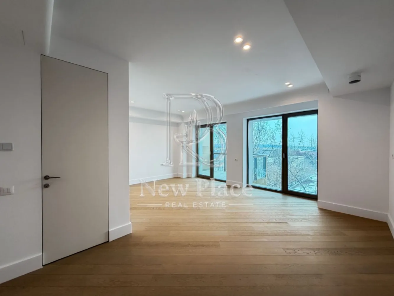 [VIDEO] CORTINA 126 | View liber | 2,900 Eur/Mpc | Ultra LUX - ✅Pentru o perspectiva mai buna asupra Studioului, va invitam sa vizionati Video-ul de prezentare✅

New Place Real Estate Company va propune spre vanzare un studio deosebit situat in Ansamblul residential CORTINA 126, un complex rezidential premium, localizat in zona de Nord a capitalei - Iancu Nicolae.

Studioul este situat la Etajul 5, are o suprafata utila totala de 44.7 mp, fiind compus din: living cu bucatarie open space cu o suprafata de 33.6 mp, baie cu o suprafata de 4.8 mp si un balcon cu o suprafata de 6.3 mp.

CORTINA 126 este un Ansamblu rezidential care propune un concept de locuire exclusivist caracterizat prin finisaje si dotari high-end adaptate trendurilor pietei imobiliare din marile capitale ale lumii.

Conceptul de modern living inseamna sa te bucuri cat mai mult de timpul tau liber. Iar acest lucru incepe acasa. Pentru aceasta viziune Ansamblul Cortina 126 ia in calcul fiecare parametru al unui stil de viata exclusivist, de la finisajele si dotarile high-end pana la locatie si arhitectura.

Finisaje și dotări
- Fatada ventilata cu placi ceramice Florim
- Tamplarie din aluminiu Schuco cu geam tripan
- Climatizare LG cu control individual a temperaturii
- Usi de acces cu sistem de siguranta
- Control acces cu sistem videointerfon
- Usi interioare tip Filomuro
- Parchet din lemn cu incalzire in pardoseala
- Placari ceramice Florim
- Obiecte sanitare Daniel Rubinetterie
- Incalzire centralizata cu contorizare individuala
- Parcare subterana pe 3 niveluri
- Gradini si spatii verzi

Pentru mai multe detalii sau oferte similare, nu ezitati sa ne contactati.

Aceasta oferta apartine New Place Real Estate Company.