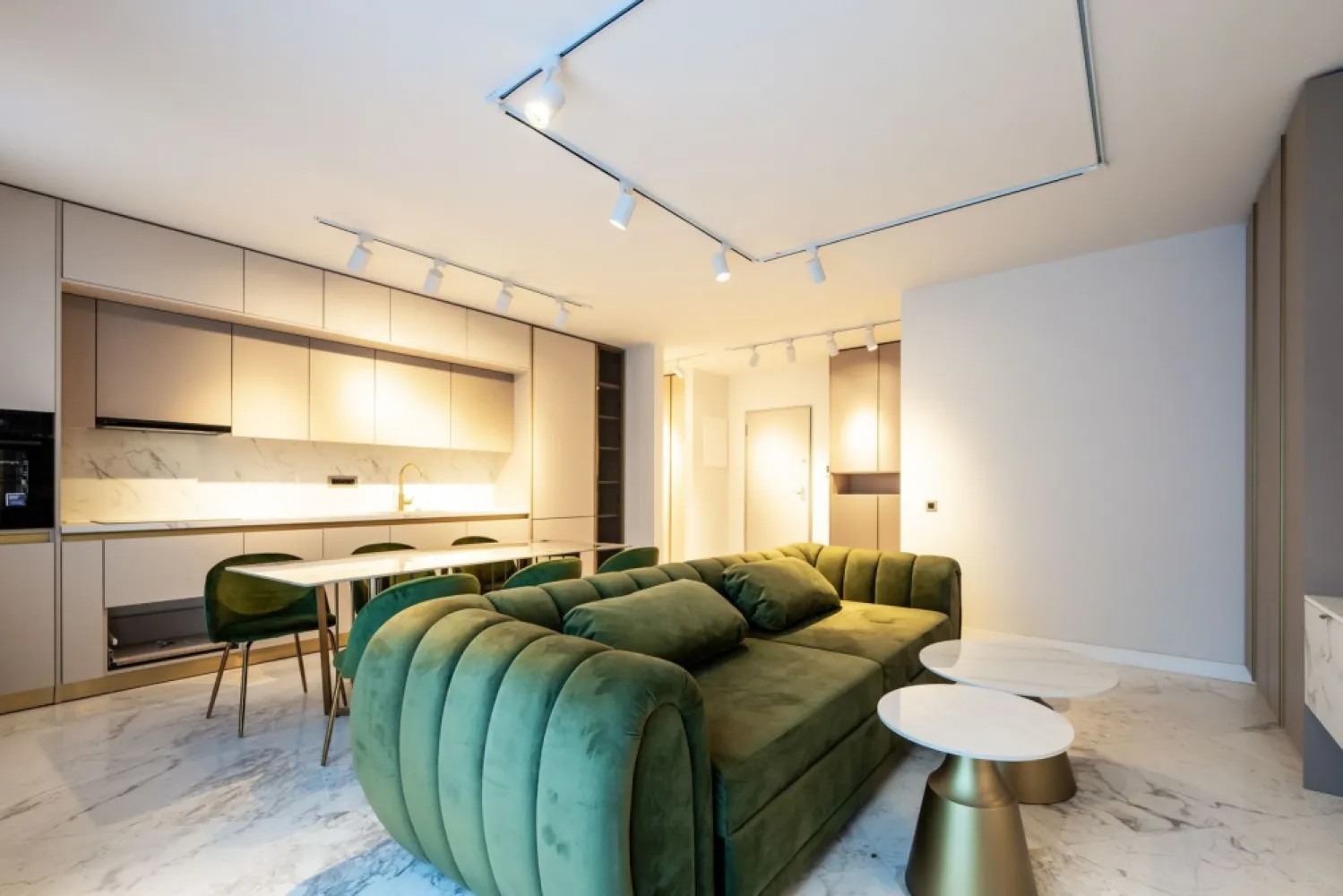 [VIDEO] EROU IANCU NICOLAE | Prima inchiriere | Terasa 44 mp | EXCLUSIVITATE - ✅Pentru o perspectiva mai buna asupra Apartamentului, va invitam sa vizionati Video-ul de prezentare✅

New Place Real Estate Company va propune spre inchiriere un apartament spatios si inteligent compartimentat, situat intr un Ansamblu Rezidential din zona de nord a Capitalei, intr-o oaza de liniste, cu aer curat si acces facil catre toate punctele de interes. Situat in zona Erou Iancu Nicolae, Ansamblul este plin de rafinament fiind locul ideal in care vei beneficia de intimitatea necesara de fiecare data cand pasesti acasa si unde vei gasi o comunitate formata din locatari care impartasesc aceleasi valori cu tine.

Ansamblul are o arhitectura moderna, este format din cladiri cu regim de inaltime mica (P+2+3R+4R), fiind este construit pe un lot de 8,000 mp de teren, amprenta constructiei avand doar 3,000 mp, parcarile fiind prevazute doar la subteran, avand curti interioare cu spatii verzi generoase care includ o piscina si loc de joaca pentru copii.

Apartamentul are o suprafata utila totala de 81.90 mp, suprafata desfasurata fiind impartita astfel: living si bucatarie open space cu suprafata de 35.90 mp, dormitor matrimonial cu suprafata de 19.90 mp, cu o baie proprie cu suprafata de 4.10 mp, dormitor secundar cu suprafata de 14.00 mp, baie de serviciu cu suprafata de 4.20 mp, un hol cu suprafata de 3.80 mp si terasa cu suprafata de 44.00 mp.

Apartamentul dispune de 2 locuri de parcare situate la subteranul imobilului.

Finisajele de top si facilitatile exclusive completeaza calitatea constructiei, oferind un confort sporit rezidentilor ansamblului:
- Piscina exterioara
- Loc de joaca pentru copii
- Spatii pietonale largi si pline de verdeata
- Centrala de imobil
- Video interfon
- Locatie ideala
- Branduri de top atat pentru finisaje cat si ppentru materialele de constructie

Pentru mai multe detalii sau pentru a programa o vizionare, nu ezitati sa ne contactati.

Aceasta oferta apartine New Place Real Estate Company.