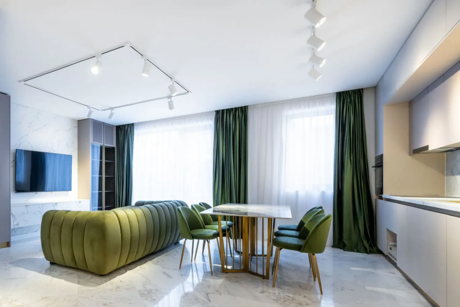 [VIDEO] EROU IANCU NICOLAE | Prima inchiriere | Terasa 44 mp | EXCLUSIVITATE - ✅Pentru o perspectiva mai buna asupra Apartamentului, va invitam sa vizionati Video-ul de prezentare✅

New Place Real Estate Company va propune spre inchiriere un apartament spatios si inteligent compartimentat, situat intr un Ansamblu Rezidential din zona de nord a Capitalei, intr-o oaza de liniste, cu aer curat si acces facil catre toate punctele de interes. Situat in zona Erou Iancu Nicolae, Ansamblul este plin de rafinament fiind locul ideal in care vei beneficia de intimitatea necesara de fiecare data cand pasesti acasa si unde vei gasi o comunitate formata din locatari care impartasesc aceleasi valori cu tine.

Ansamblul are o arhitectura moderna, este format din cladiri cu regim de inaltime mica (P+2+3R+4R), fiind este construit pe un lot de 8,000 mp de teren, amprenta constructiei avand doar 3,000 mp, parcarile fiind prevazute doar la subteran, avand curti interioare cu spatii verzi generoase care includ o piscina si loc de joaca pentru copii.

Apartamentul are o suprafata utila totala de 81.90 mp, suprafata desfasurata fiind impartita astfel: living si bucatarie open space cu suprafata de 35.90 mp, dormitor matrimonial cu suprafata de 19.90 mp, cu o baie proprie cu suprafata de 4.10 mp, dormitor secundar cu suprafata de 14.00 mp, baie de serviciu cu suprafata de 4.20 mp, un hol cu suprafata de 3.80 mp si terasa cu suprafata de 44.00 mp.

Apartamentul dispune de 2 locuri de parcare situate la subteranul imobilului.

Finisajele de top si facilitatile exclusive completeaza calitatea constructiei, oferind un confort sporit rezidentilor ansamblului:
- Piscina exterioara
- Loc de joaca pentru copii
- Spatii pietonale largi si pline de verdeata
- Centrala de imobil
- Video interfon
- Locatie ideala
- Branduri de top atat pentru finisaje cat si ppentru materialele de constructie

Pentru mai multe detalii sau pentru a programa o vizionare, nu ezitati sa ne contactati.

Aceasta oferta apartine New Place Real Estate Company.